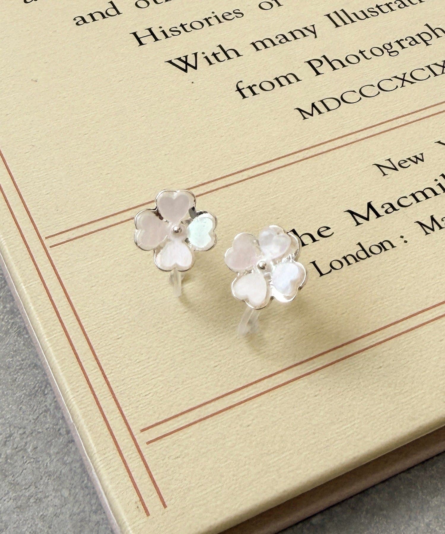 3COINS(スリーコインズ) ホワイトクローバー樹脂イヤリング