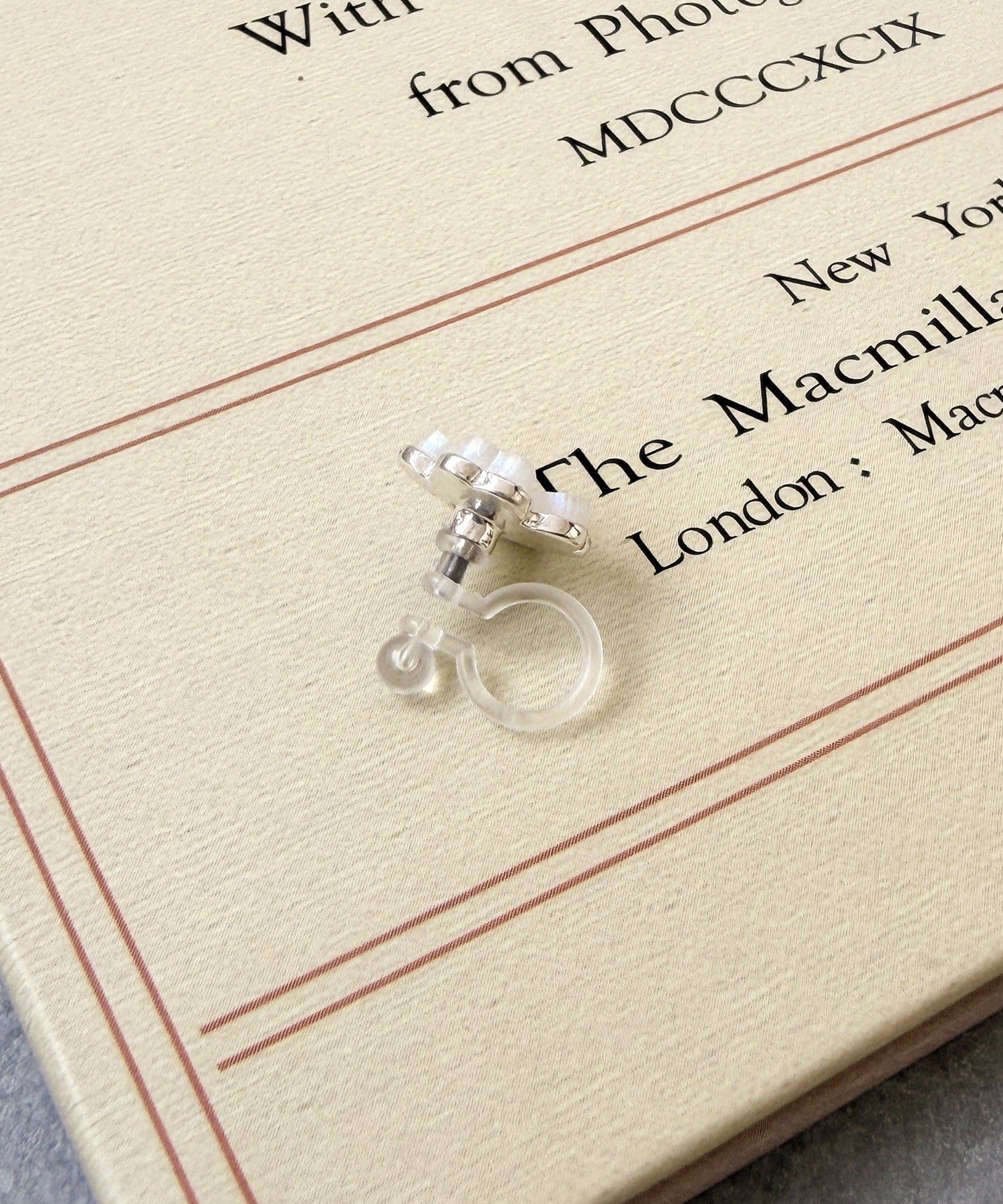 3COINS(スリーコインズ) ホワイトクローバー樹脂イヤリング