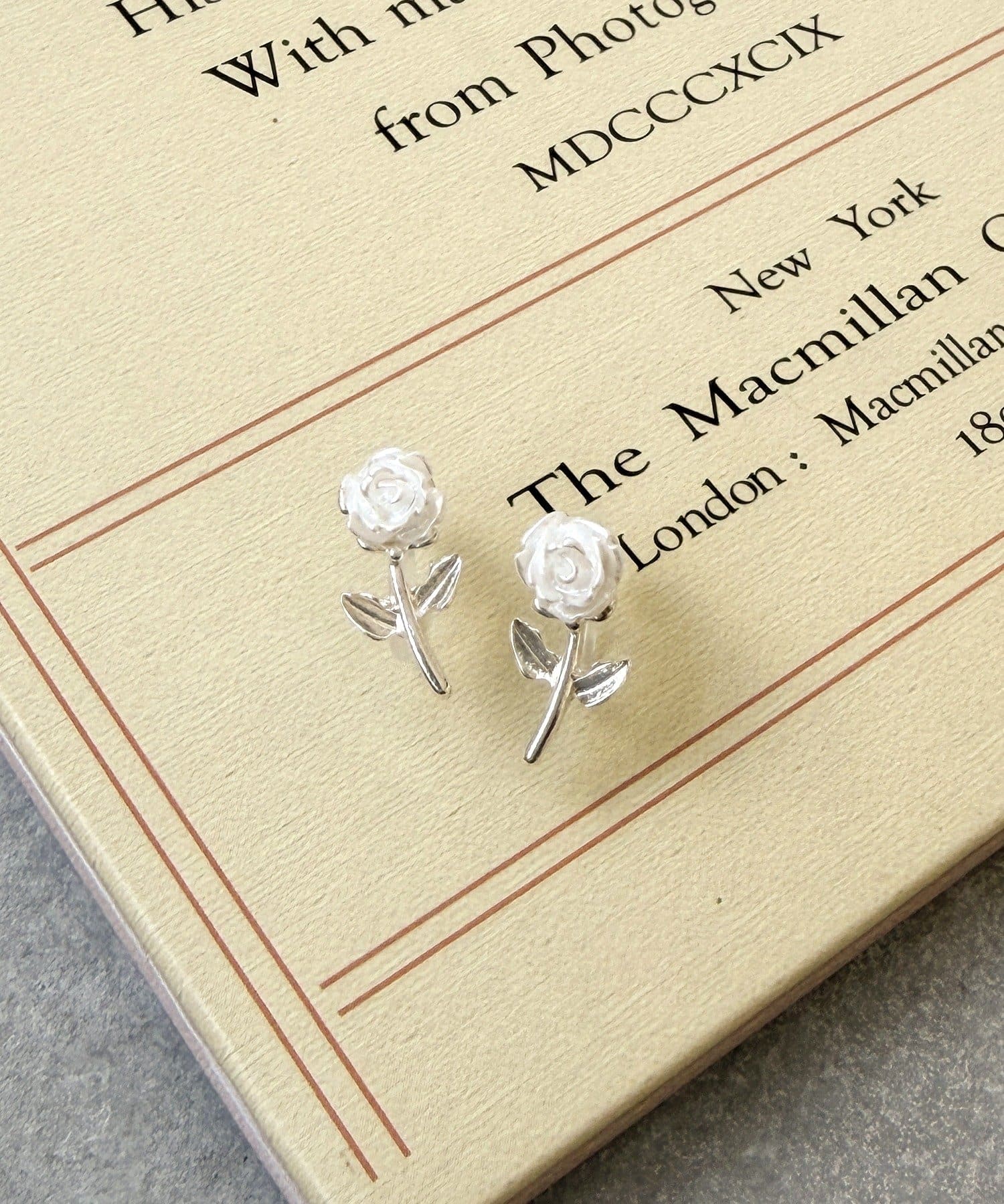 3COINS(スリーコインズ) ローズ樹脂イヤリング