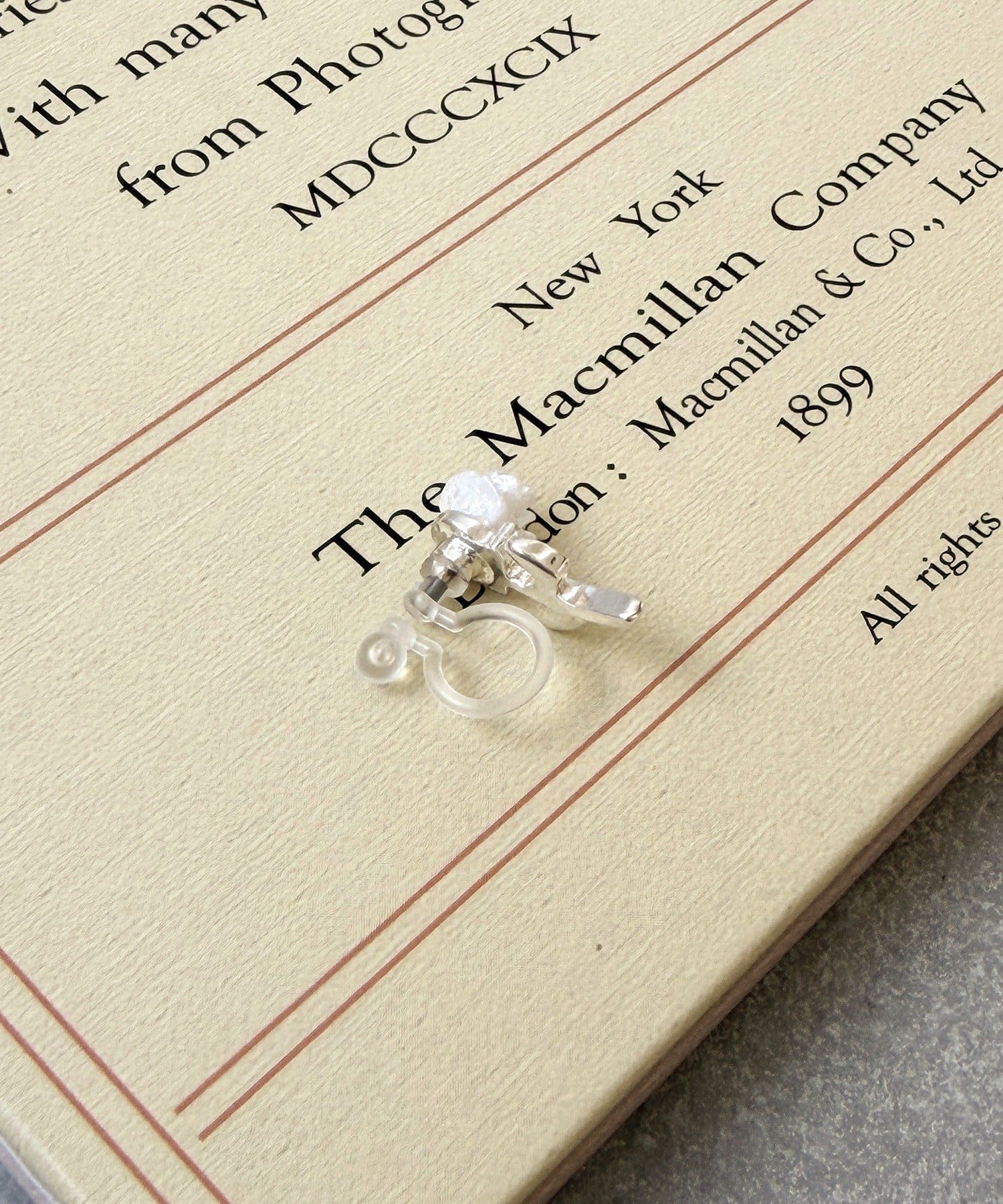 3COINS(スリーコインズ) ローズ樹脂イヤリング