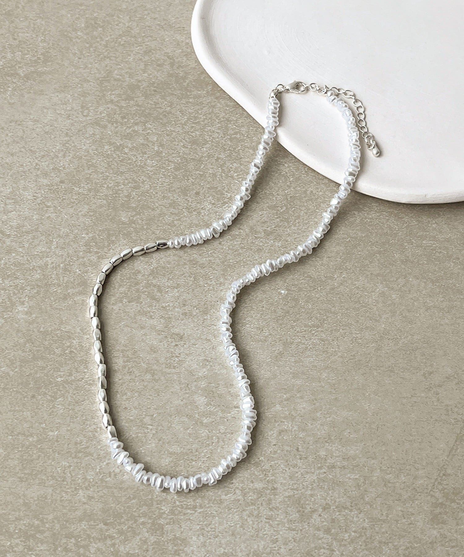 3COINS(スリーコインズ) いびつパールメタルショートネックレス