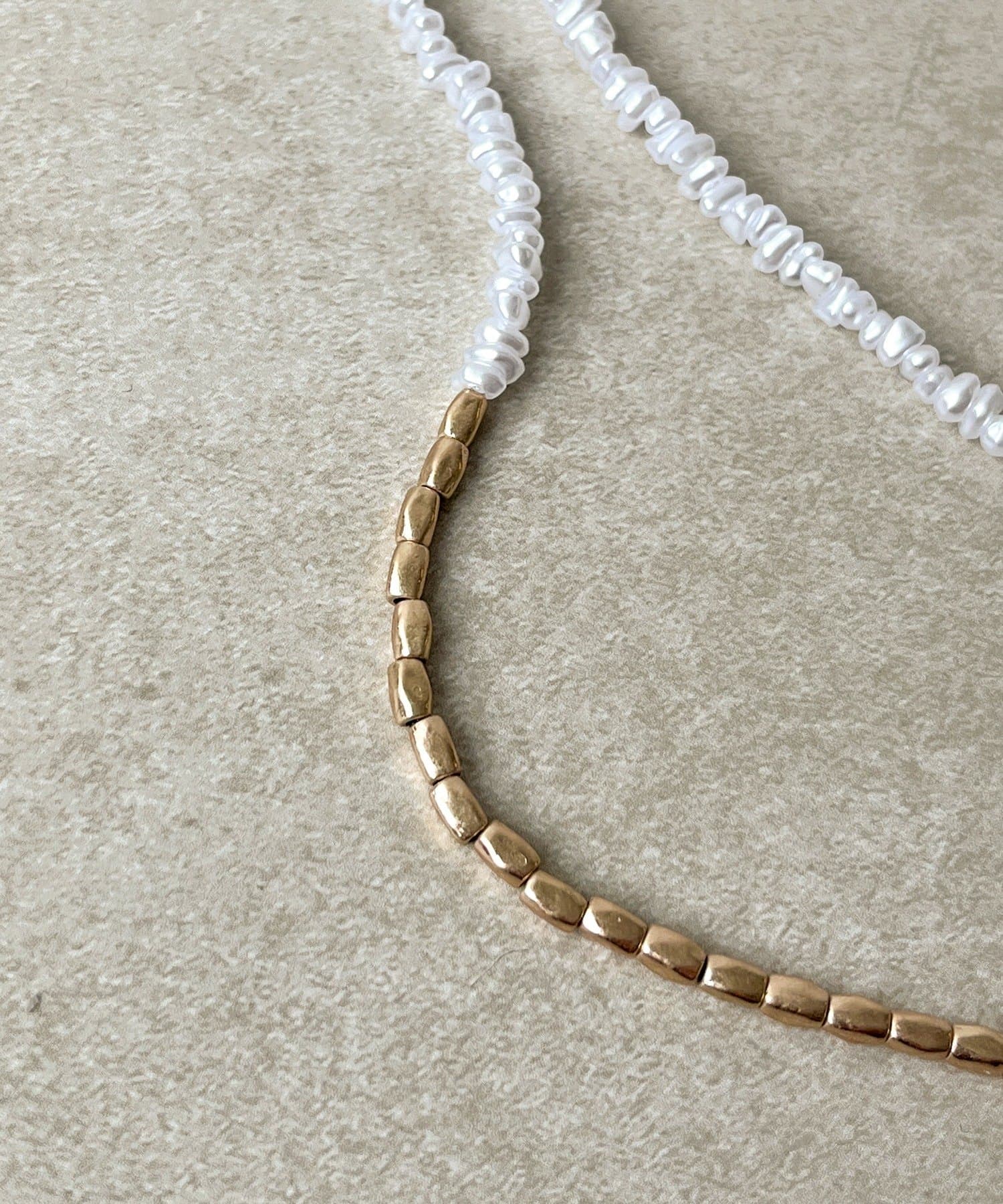 3COINS(スリーコインズ) いびつパールメタルショートネックレス