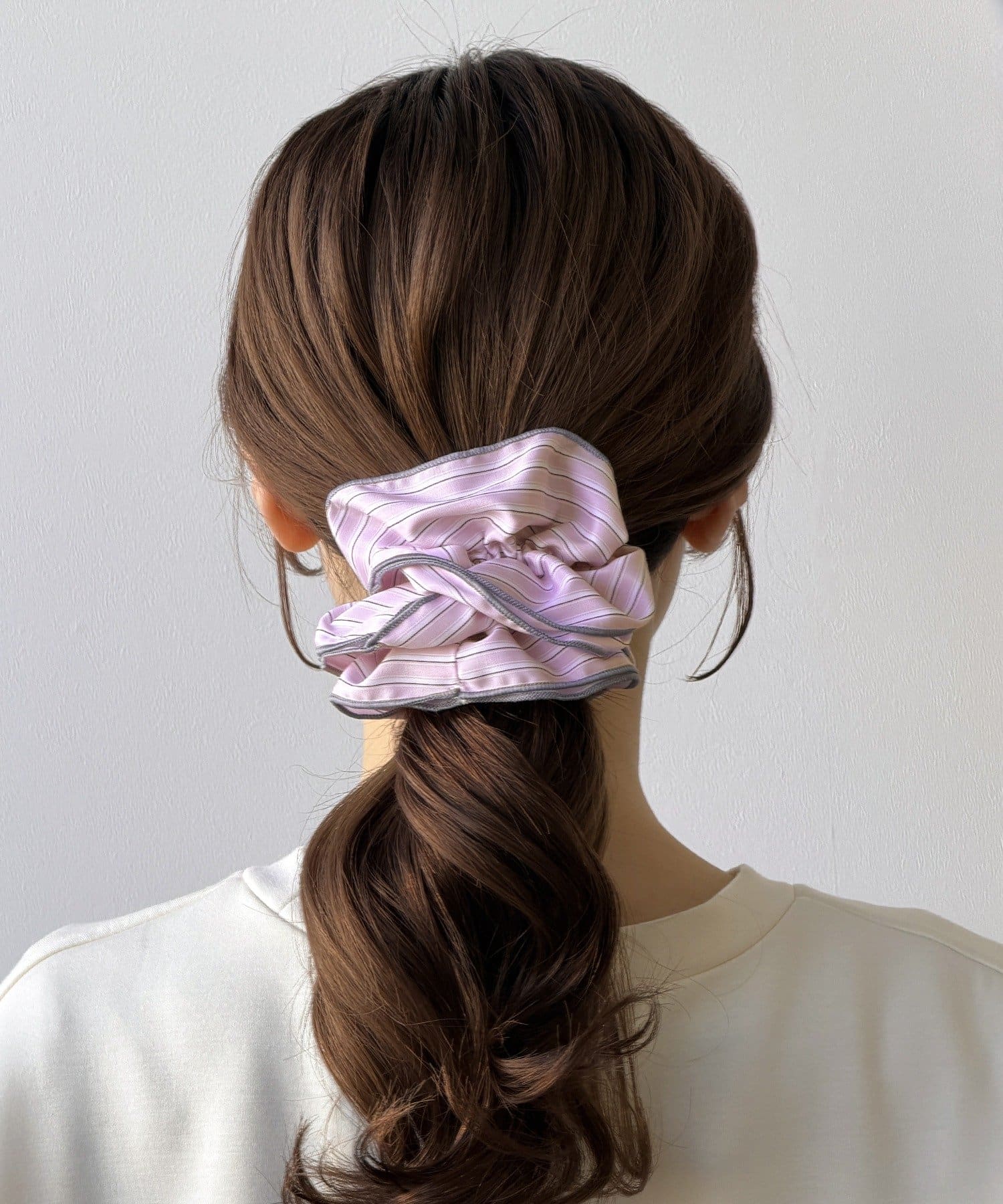 3COINS(スリーコインズ) バイカラーストライプフリルシュシュ