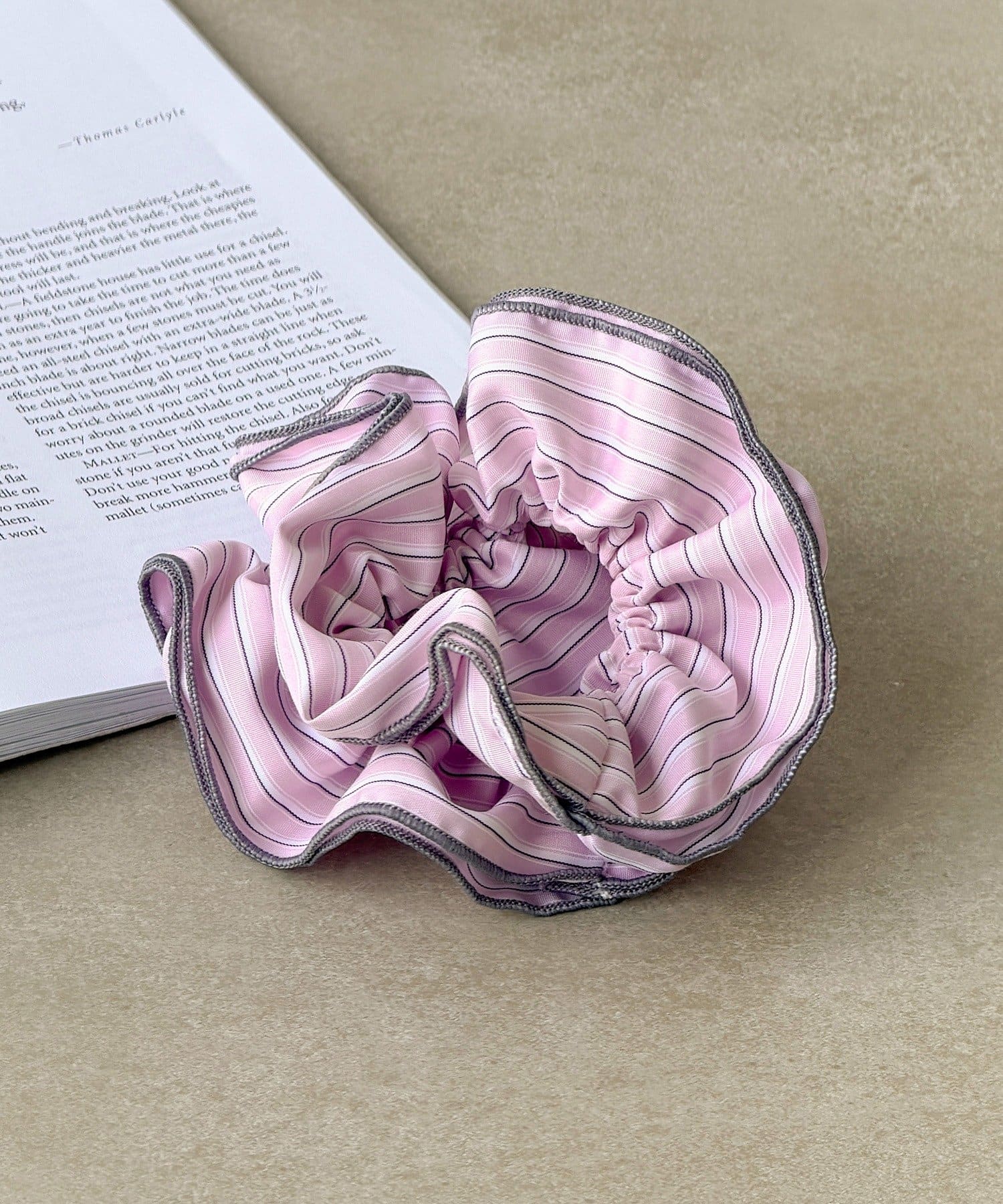 3COINS(スリーコインズ) バイカラーストライプフリルシュシュ