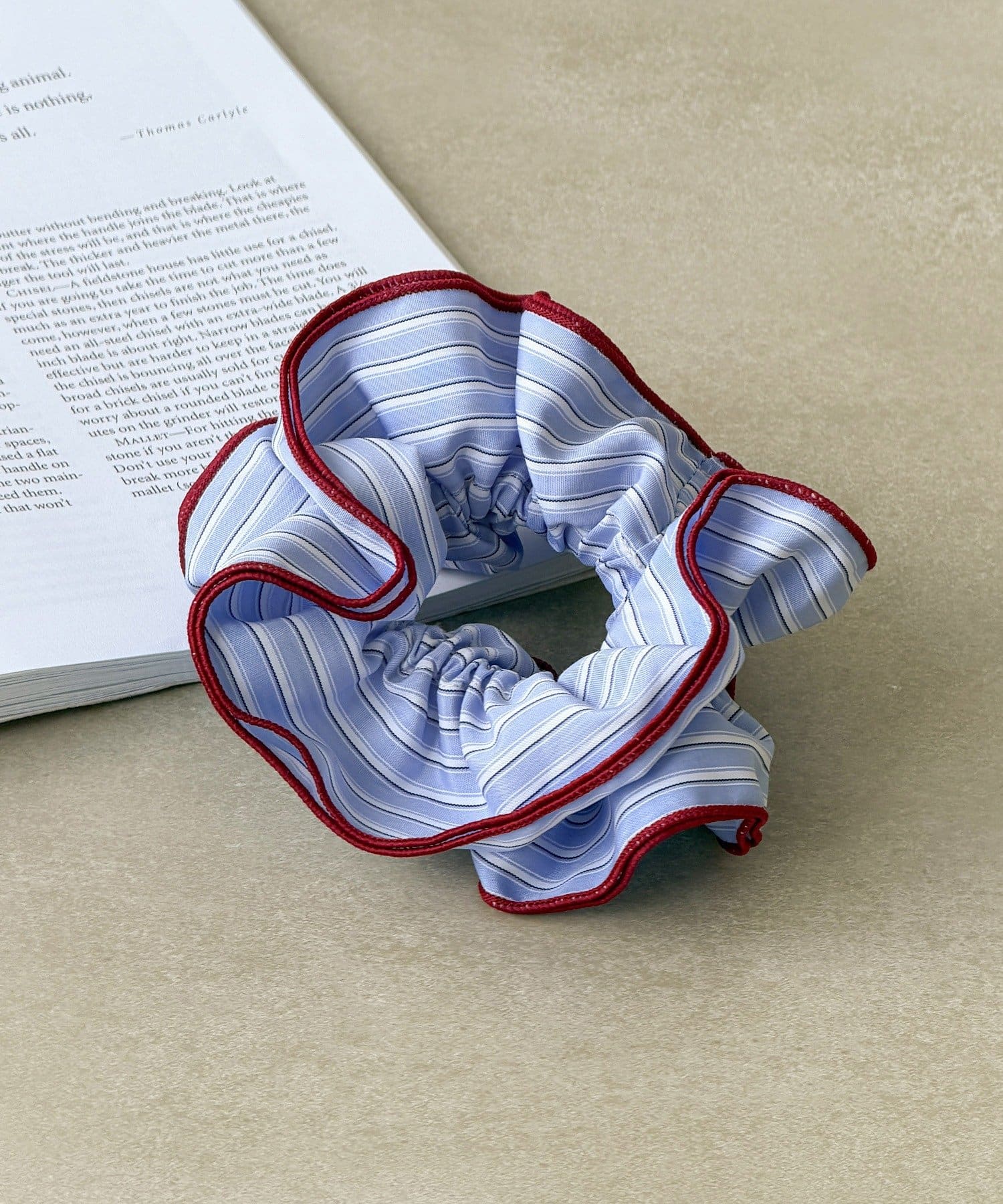 3COINS(スリーコインズ) バイカラーストライプフリルシュシュ