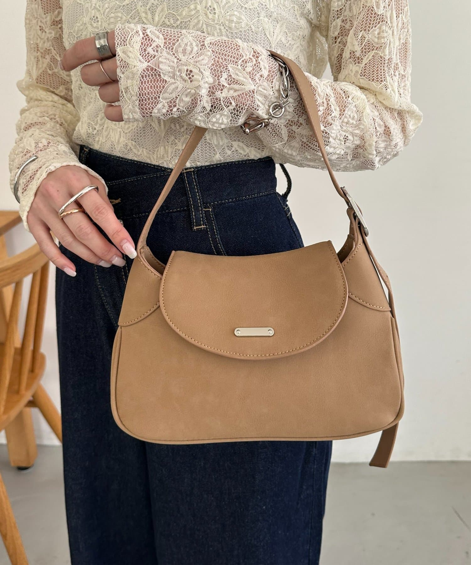 DISCOAT(ディスコート) 金具フラップハーフムーンショルダーバッグ