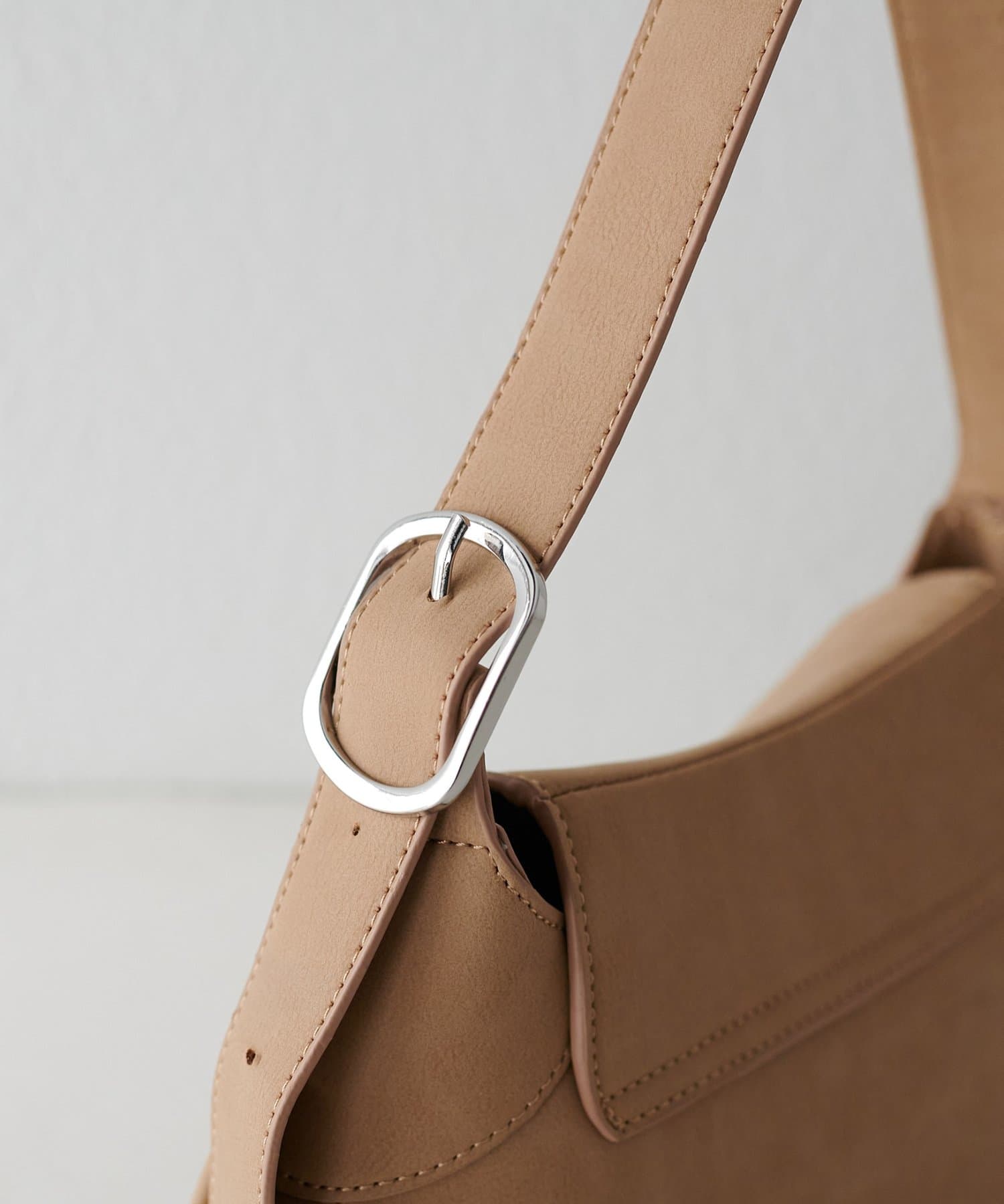 DISCOAT(ディスコート) 金具フラップハーフムーンショルダーバッグ