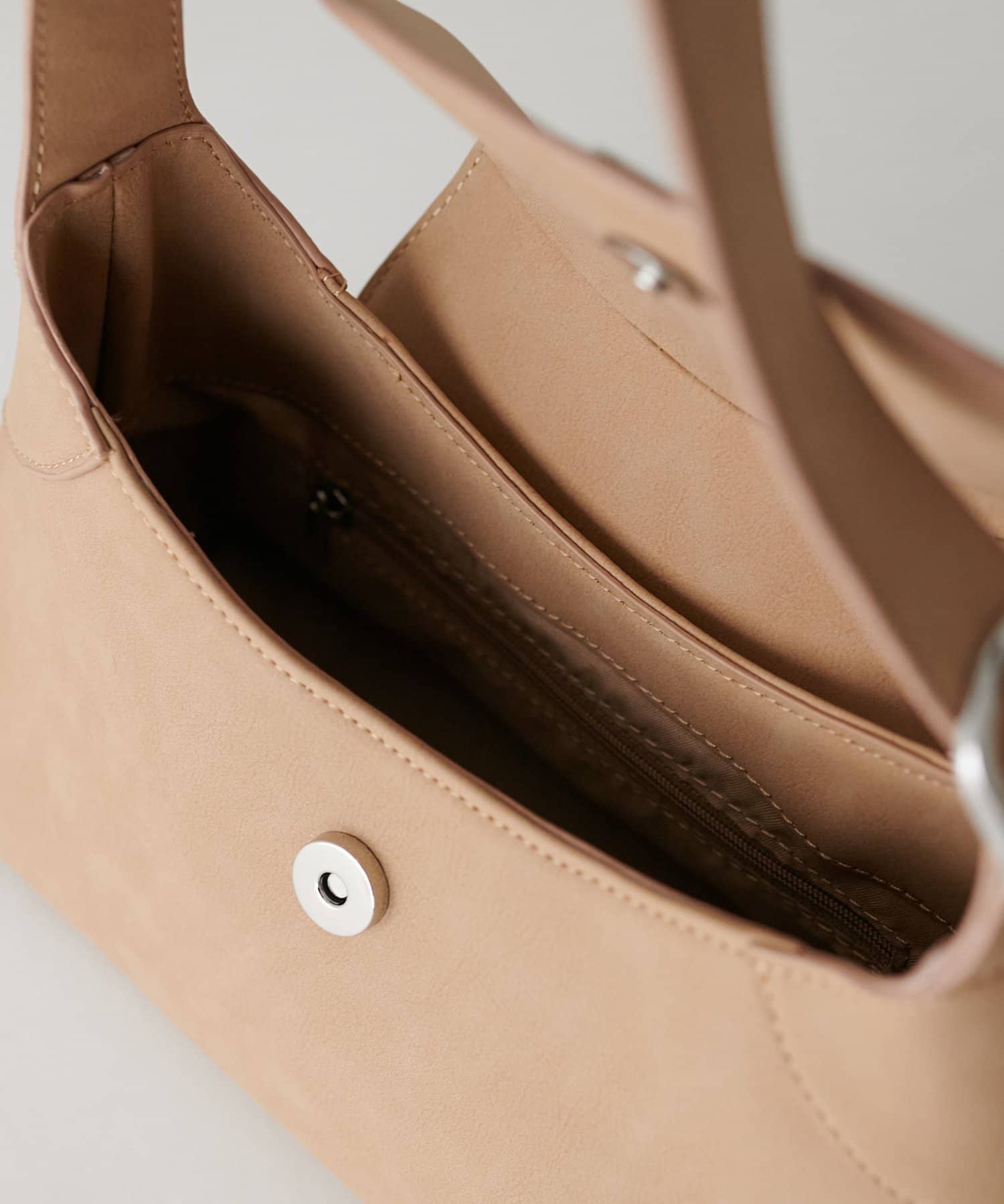 DISCOAT(ディスコート) 金具フラップハーフムーンショルダーバッグ