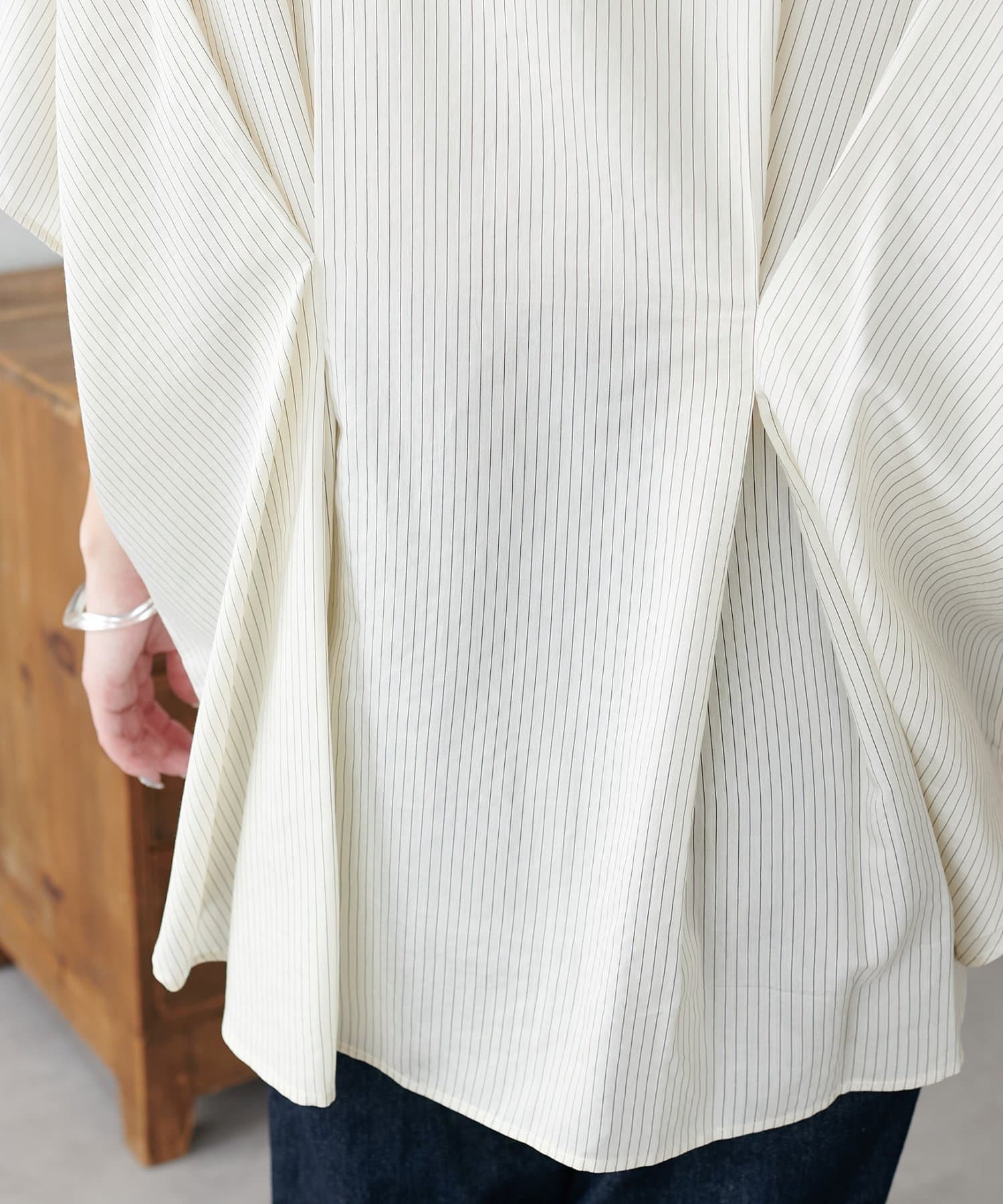 DISCOAT(ディスコート) 【着映え/WEB限定】タックデザインオーバー半袖シャツ