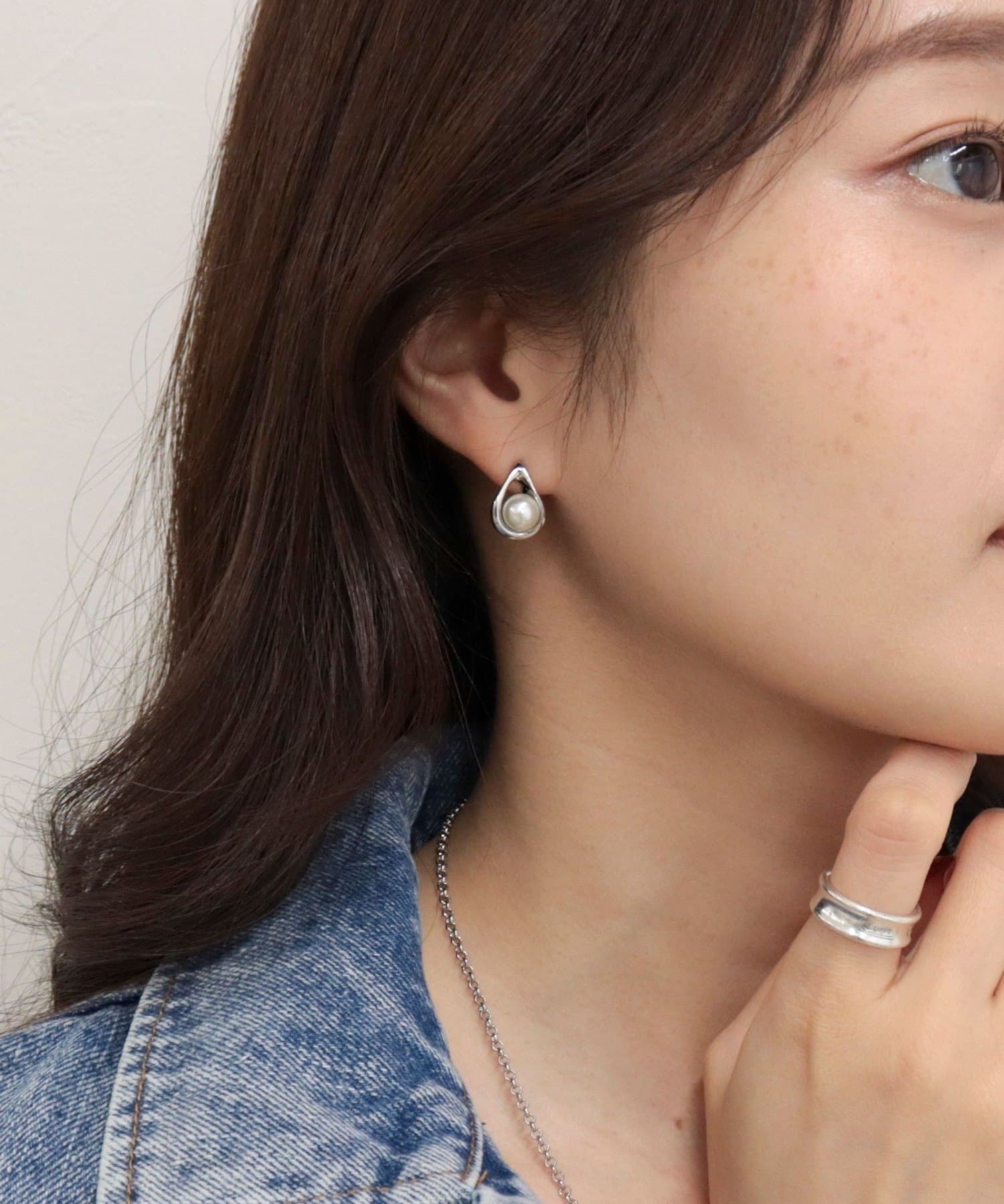 FREDY & GLOSTER(フレディ アンド グロスター) センターパールドロップピアス