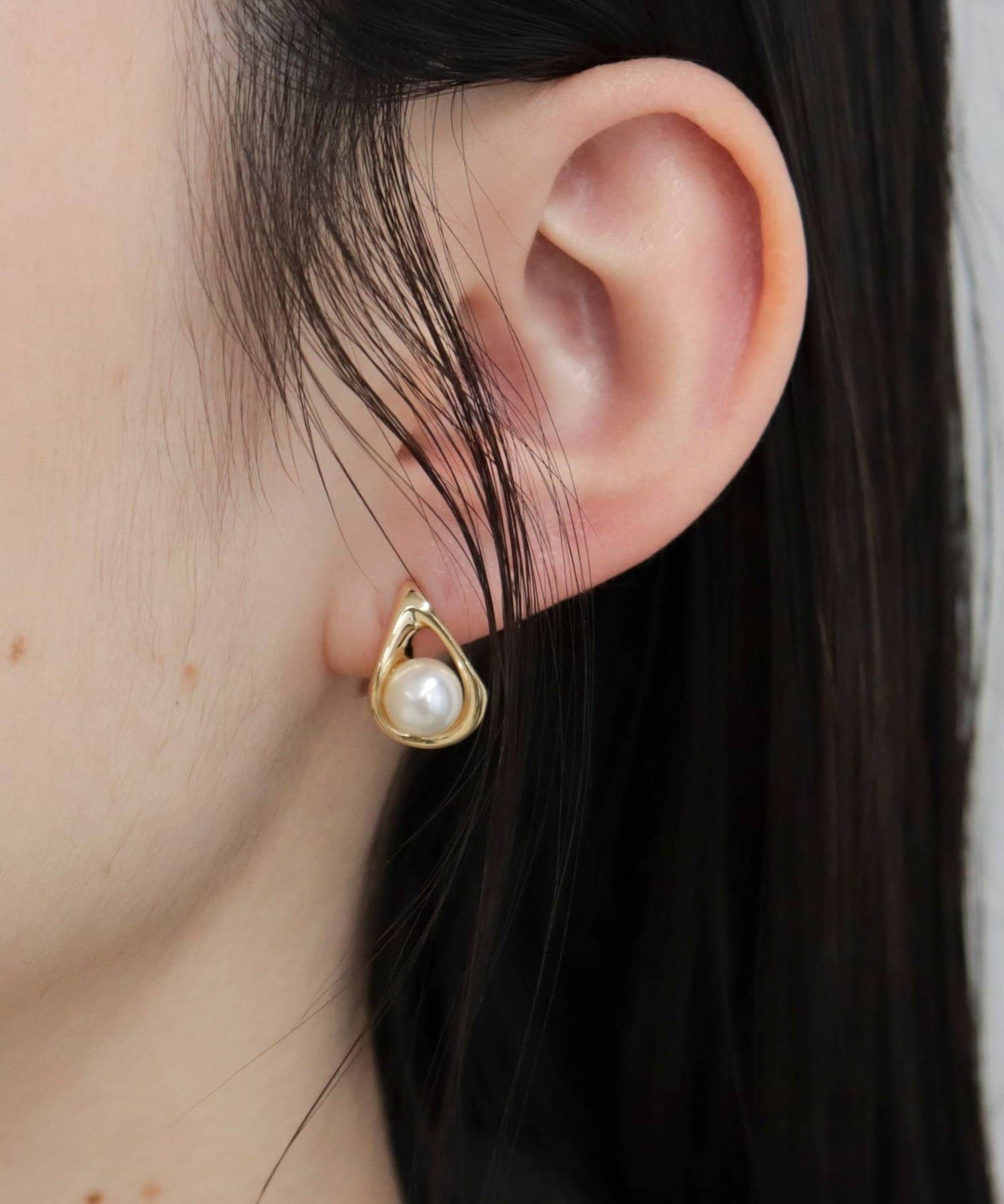 FREDY & GLOSTER(フレディ アンド グロスター) センターパールドロップピアス