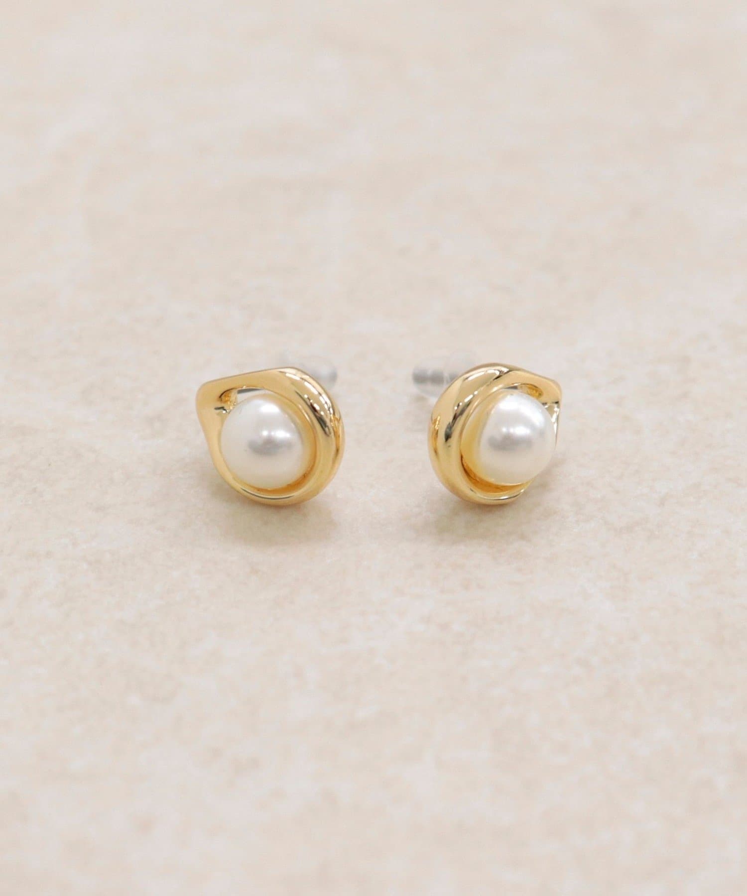 FREDY & GLOSTER(フレディ アンド グロスター) センターパールドロップピアス