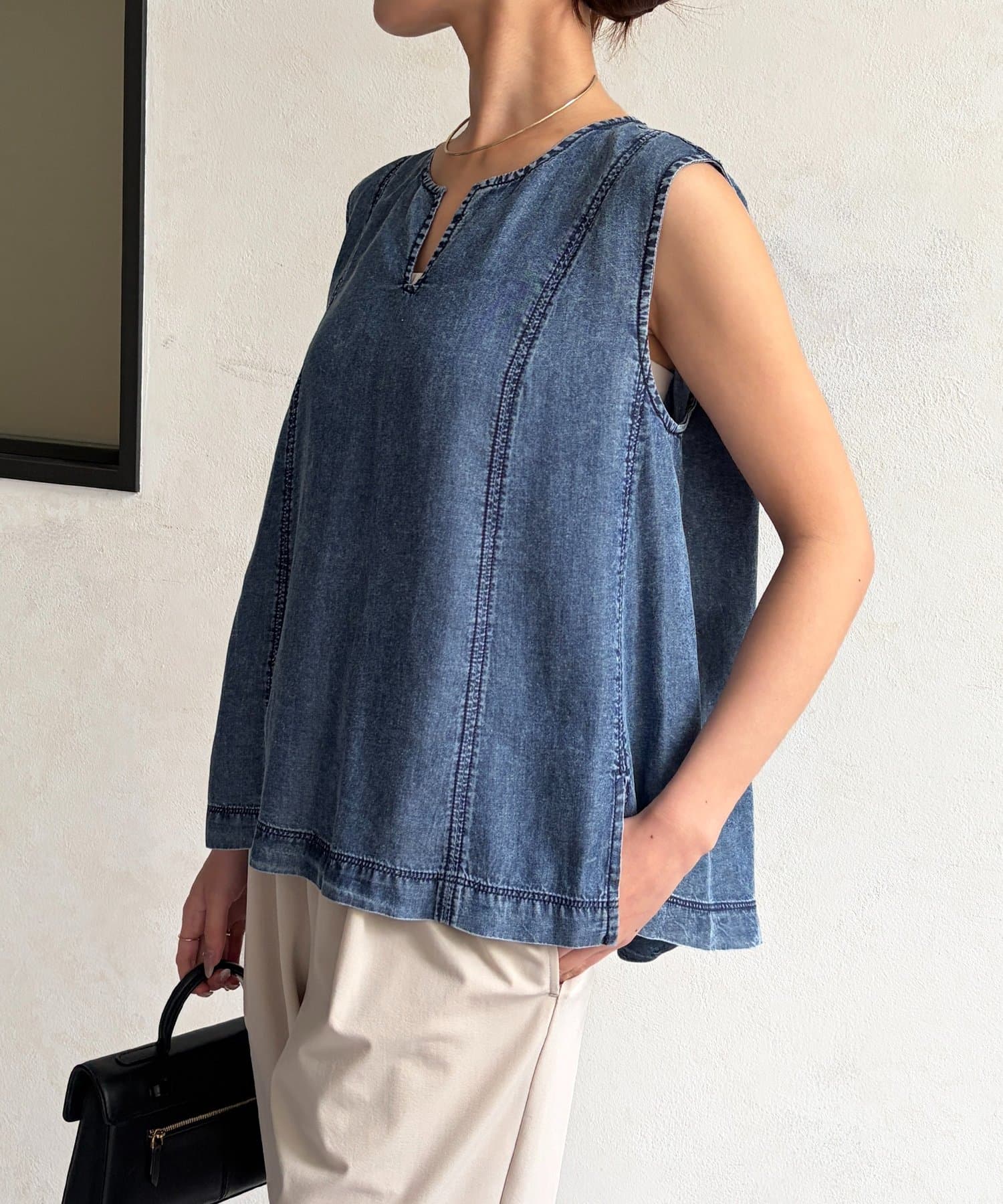 Chez toi(シェトワ) パウダー加工デニムノースリブラウス