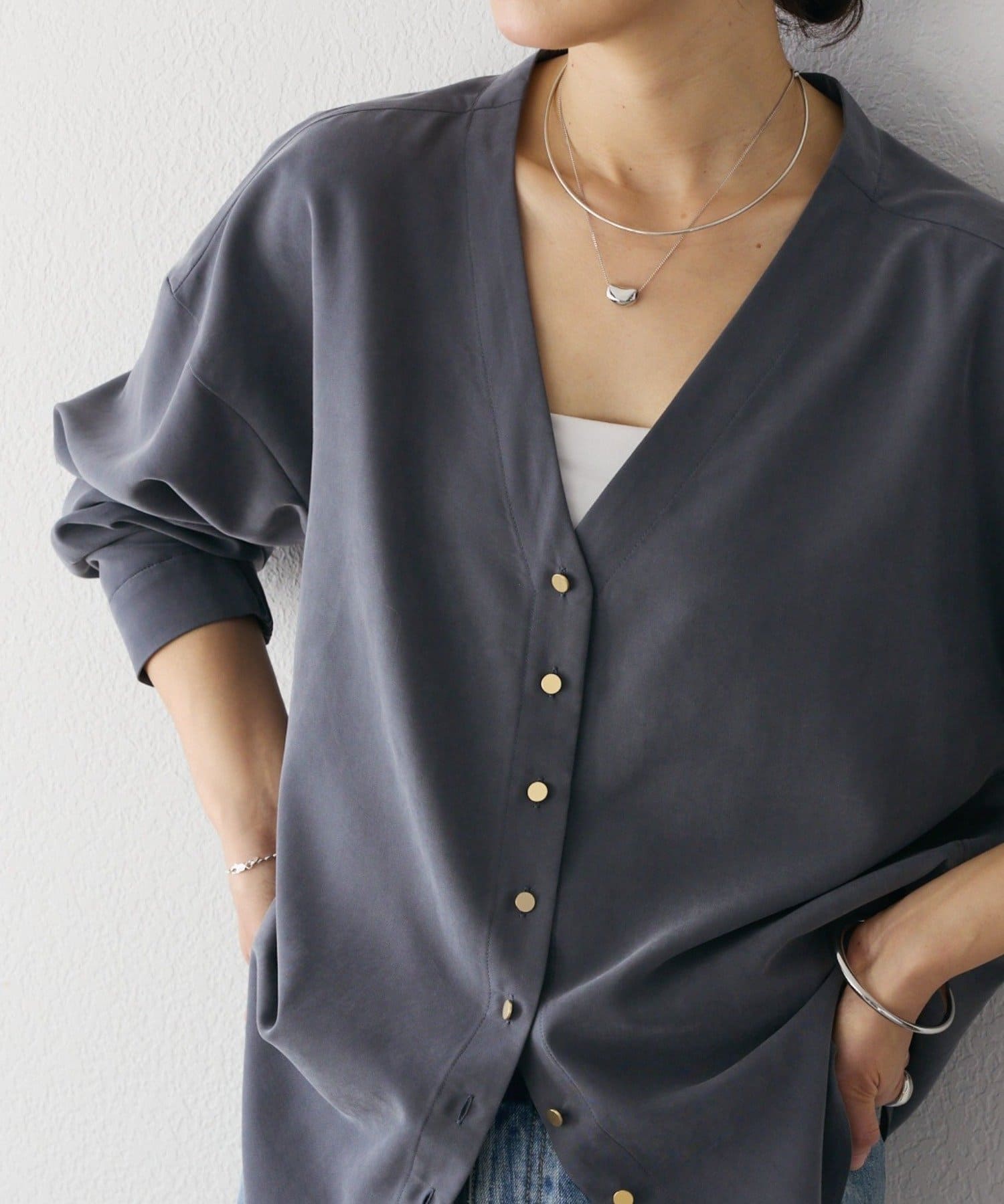 RIVE DROITE(リヴドロワ) 予約【女性らしい抜け感】メタルボタンノーカラーブラウス