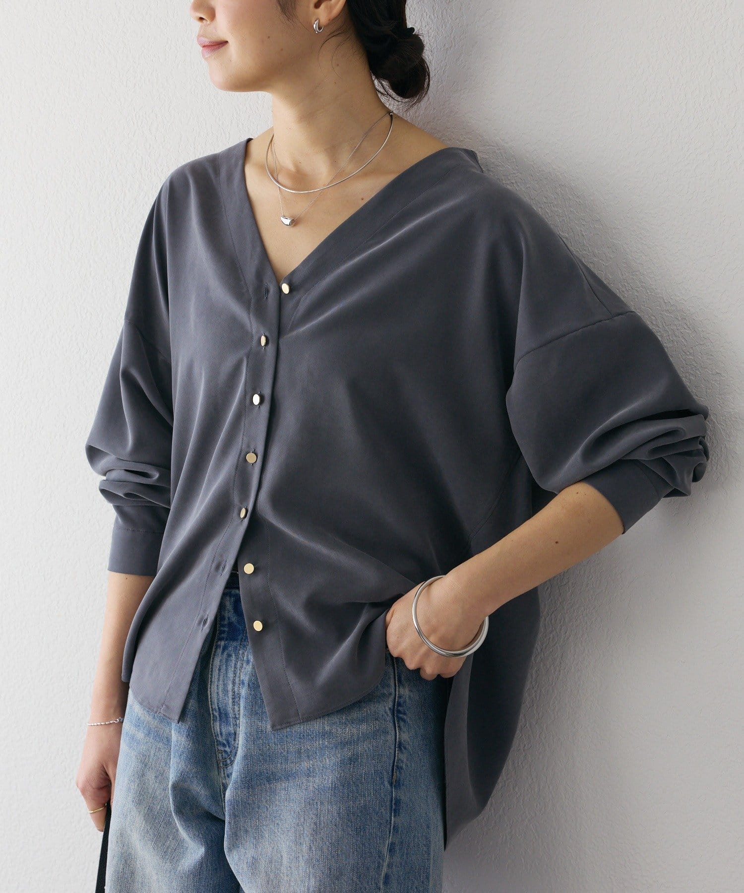 RIVE DROITE(リヴドロワ) 予約【女性らしい抜け感】メタルボタンノーカラーブラウス