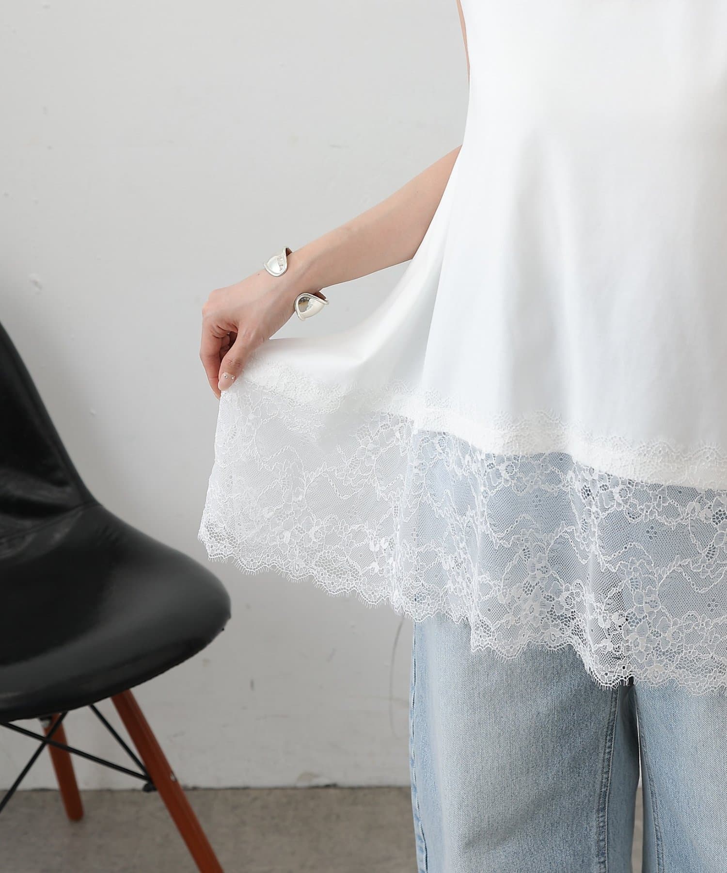 COLONY 2139(コロニー トゥーワンスリーナイン) 裾レースイレヘムノースリーブプルオーバー