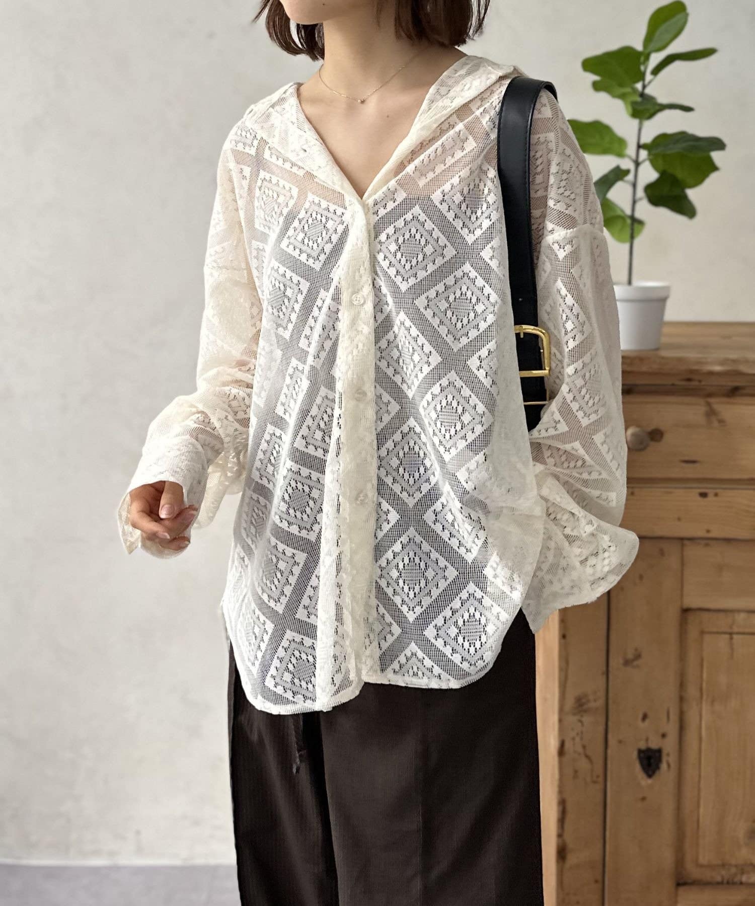 LOCUST(ローカスト) 【着回し力抜群】襟付きレースシアーシャツ