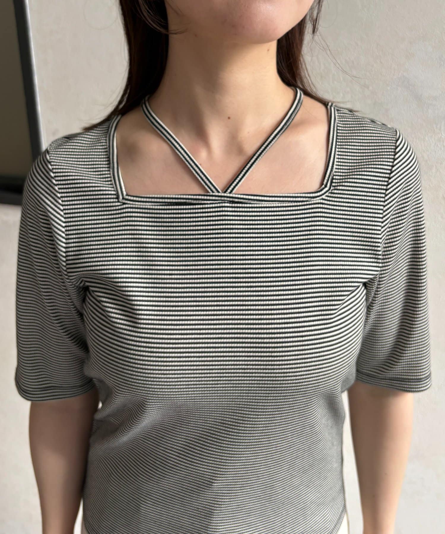 Thevon.(ゼヴォン) チャーム付きホルターネック5分袖プルオーバー