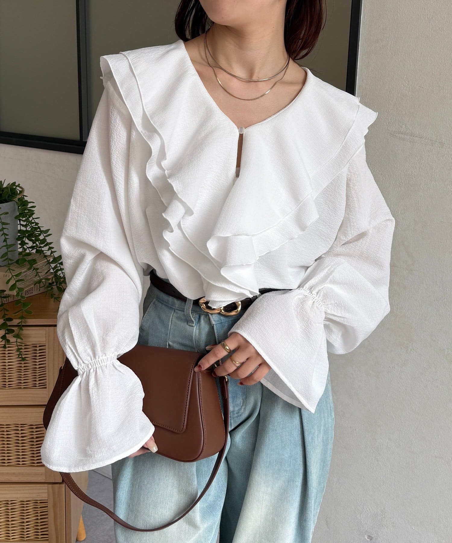 Thevon.(ゼヴォン) Vネックフリルキャンディスリーブブラウス