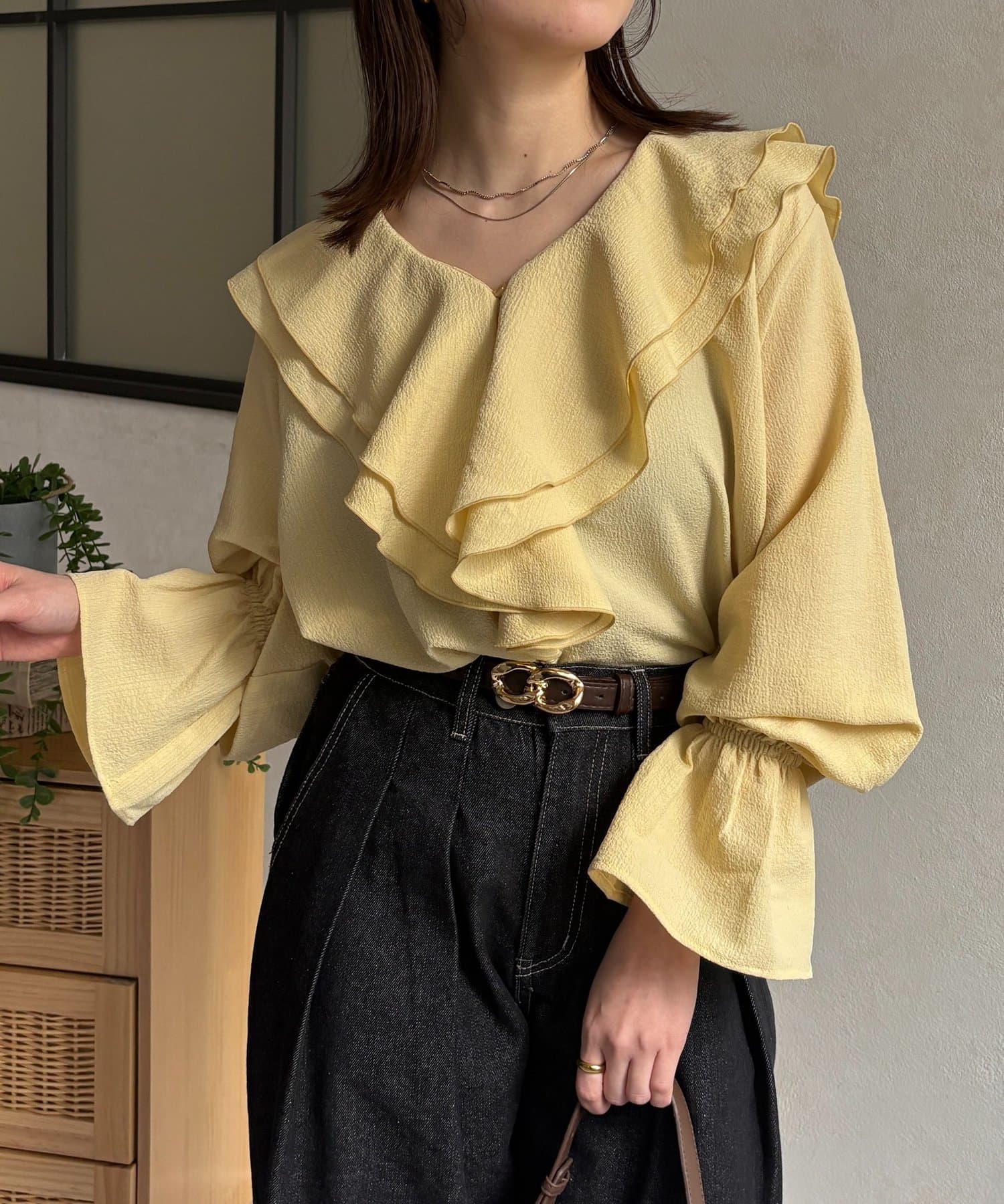 Thevon.(ゼヴォン) Vネックフリルキャンディスリーブブラウス