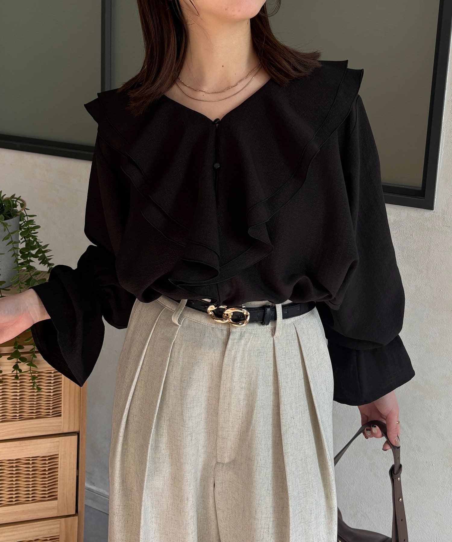 Thevon.(ゼヴォン) Vネックフリルキャンディスリーブブラウス