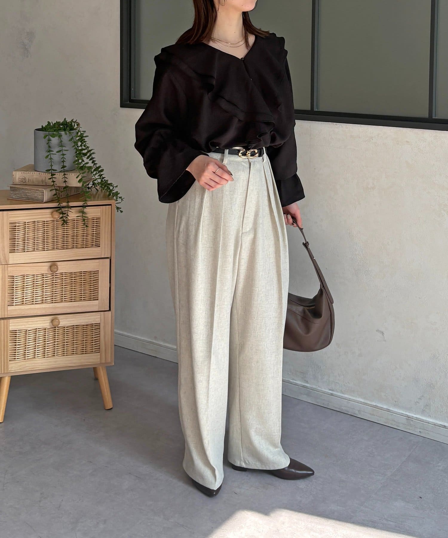 Thevon.(ゼヴォン) Vネックフリルキャンディスリーブブラウス