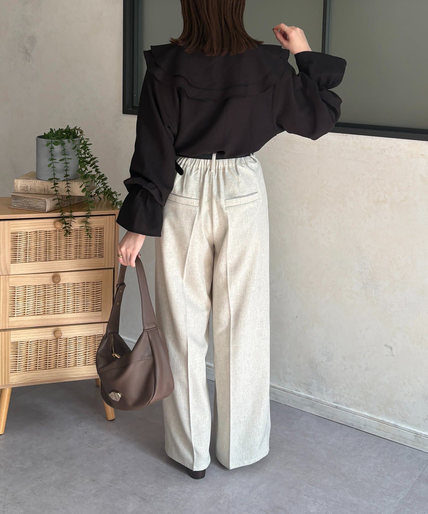 Thevon.(ゼヴォン) Vネックフリルキャンディスリーブブラウス