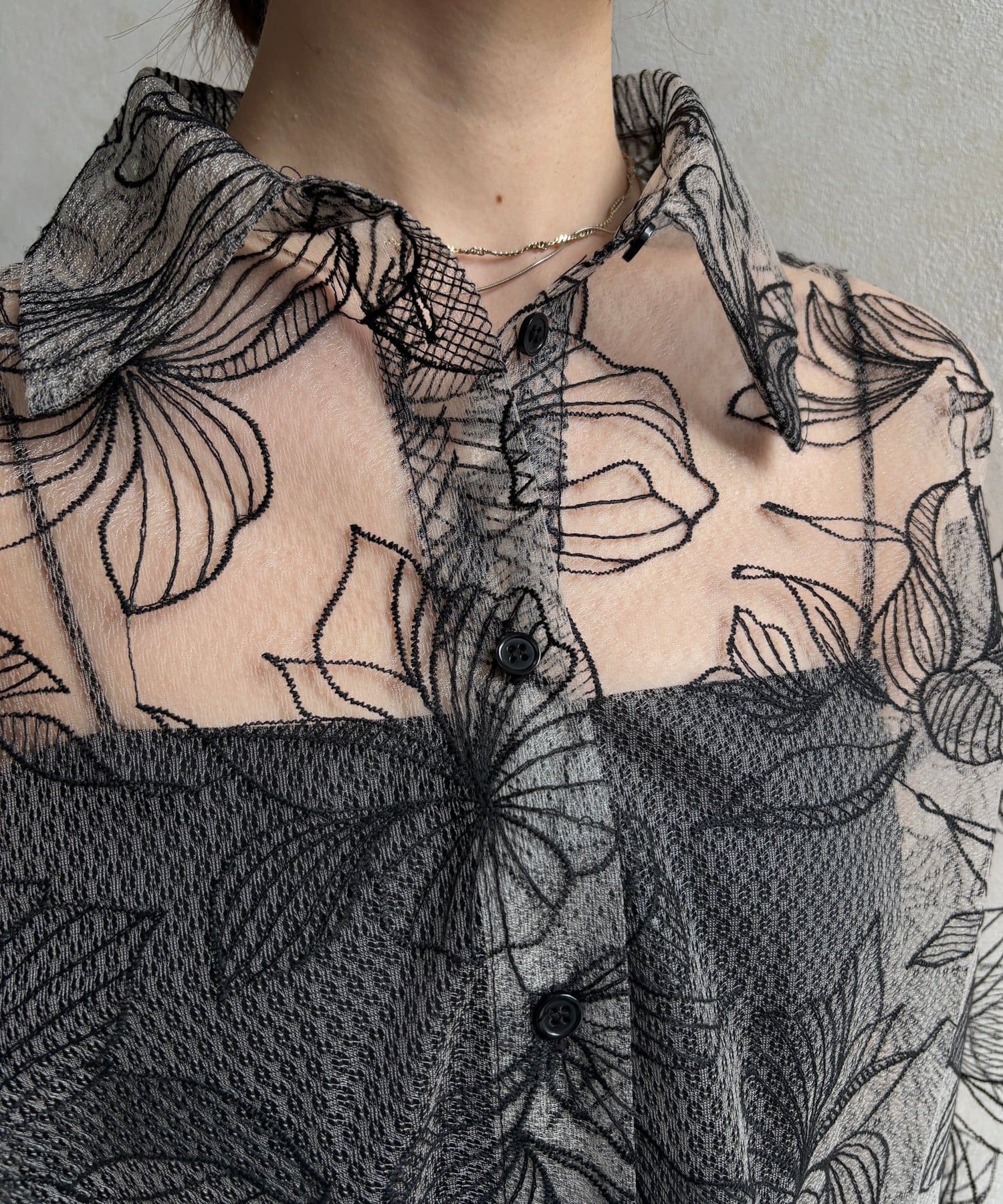 Thevon.(ゼヴォン) チュール花柄刺繍シャツ