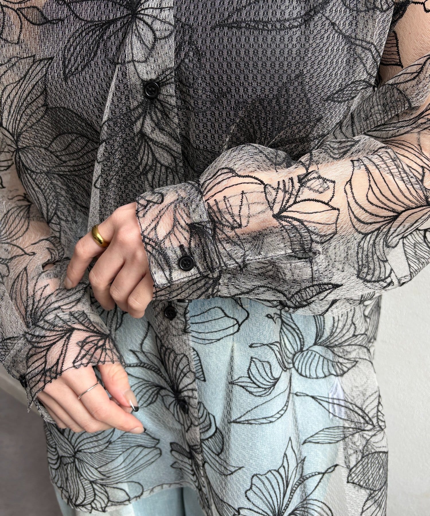 Thevon.(ゼヴォン) チュール花柄刺繍シャツ