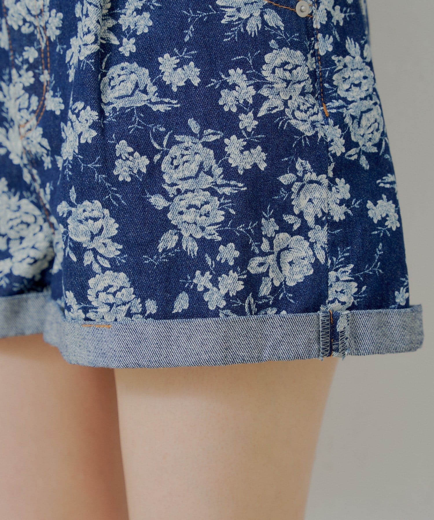 OUTLET(アウトレット) 【Chico】フラワープリントデニムショートパンツ