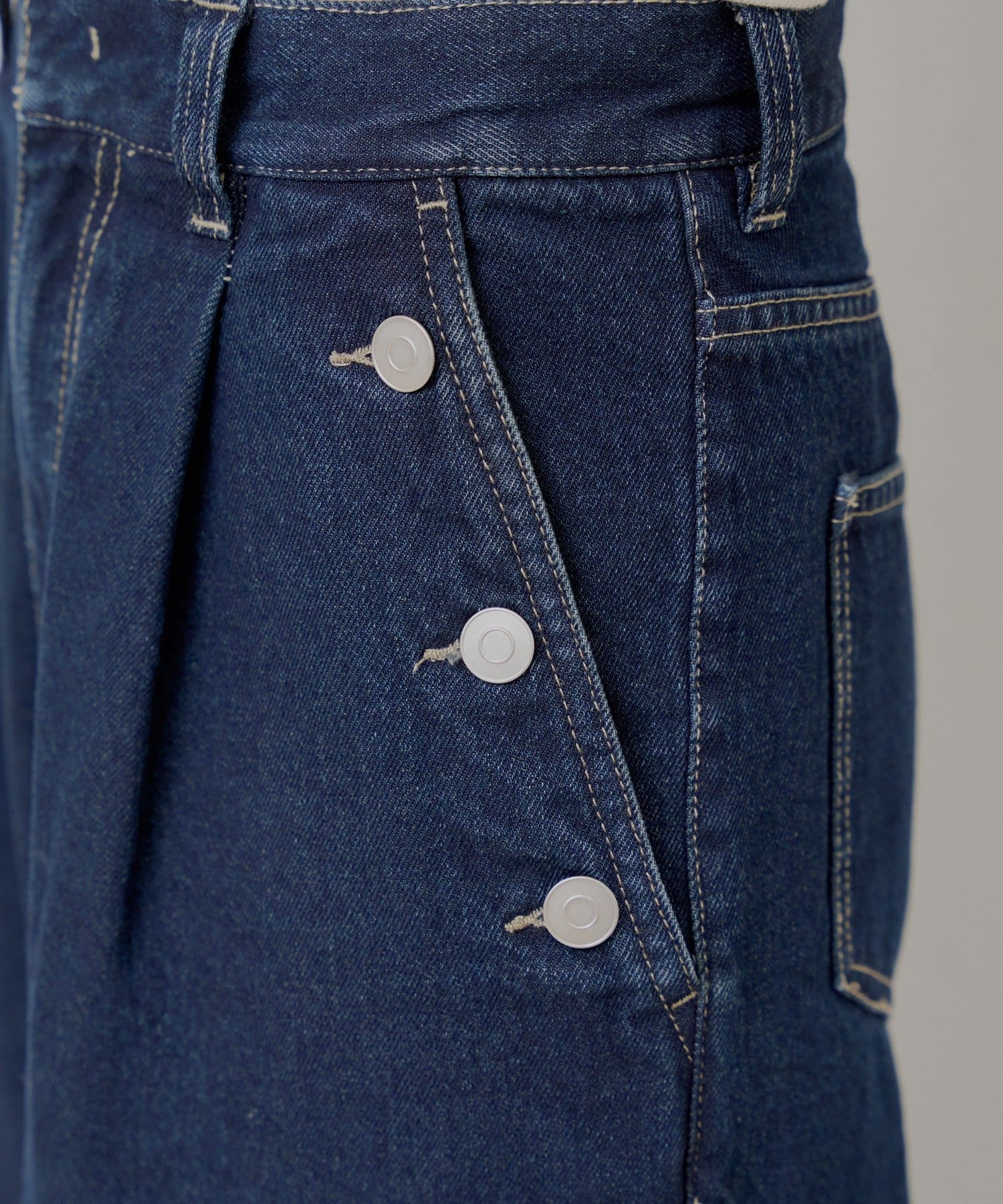 OUTLET(アウトレット) 【Chico】ボタンデザインハイウエストワイドデニム