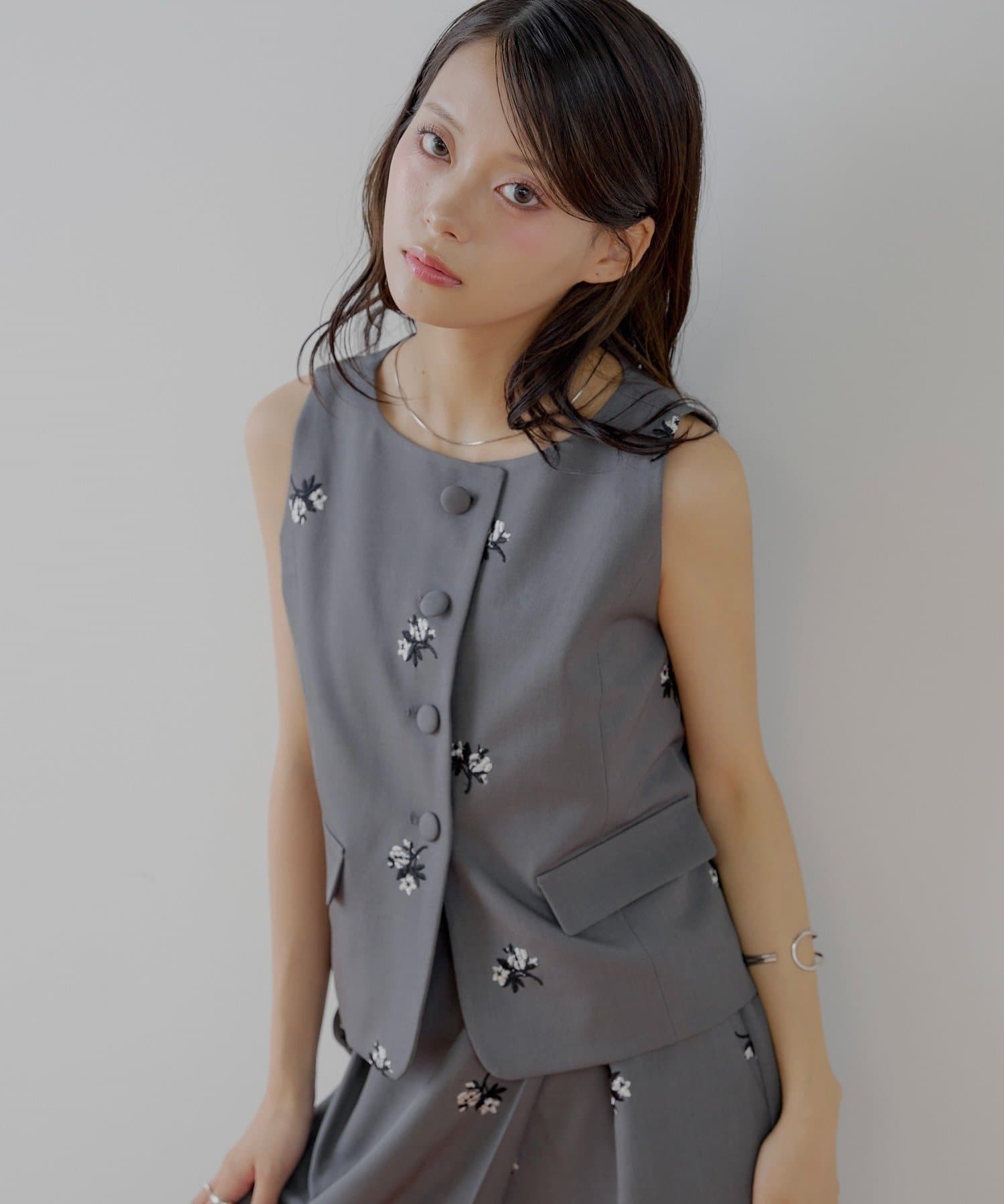 Chico】フラワー刺繍ノースリベスト | OUTLET(アウトレット)レディース