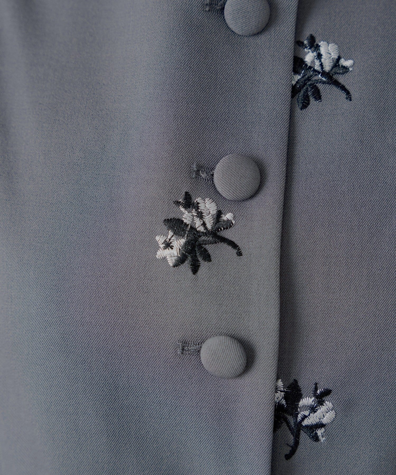 OUTLET(アウトレット) 【Chico】フラワー刺繍ノースリベスト