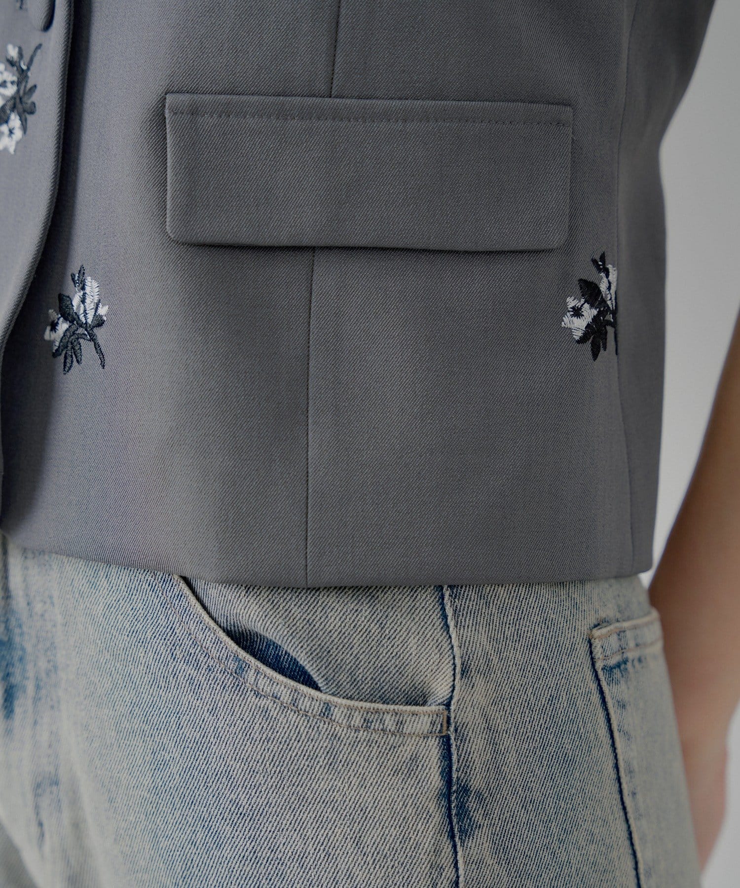 OUTLET(アウトレット) 【Chico】フラワー刺繍ノースリベスト