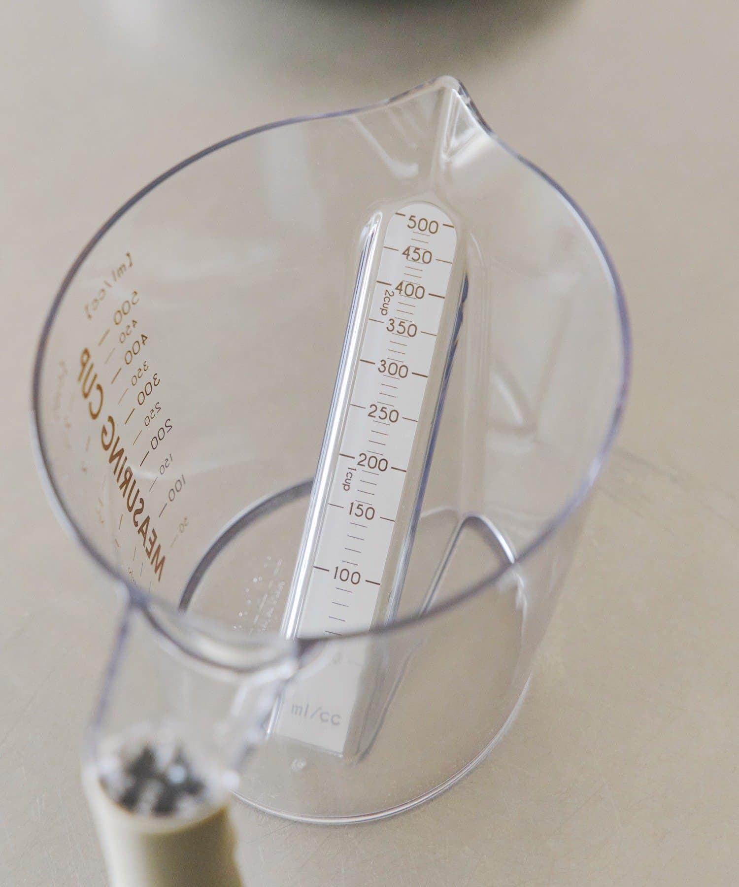 salut!(サリュ) メモリが見やすい計量カップ：500ml