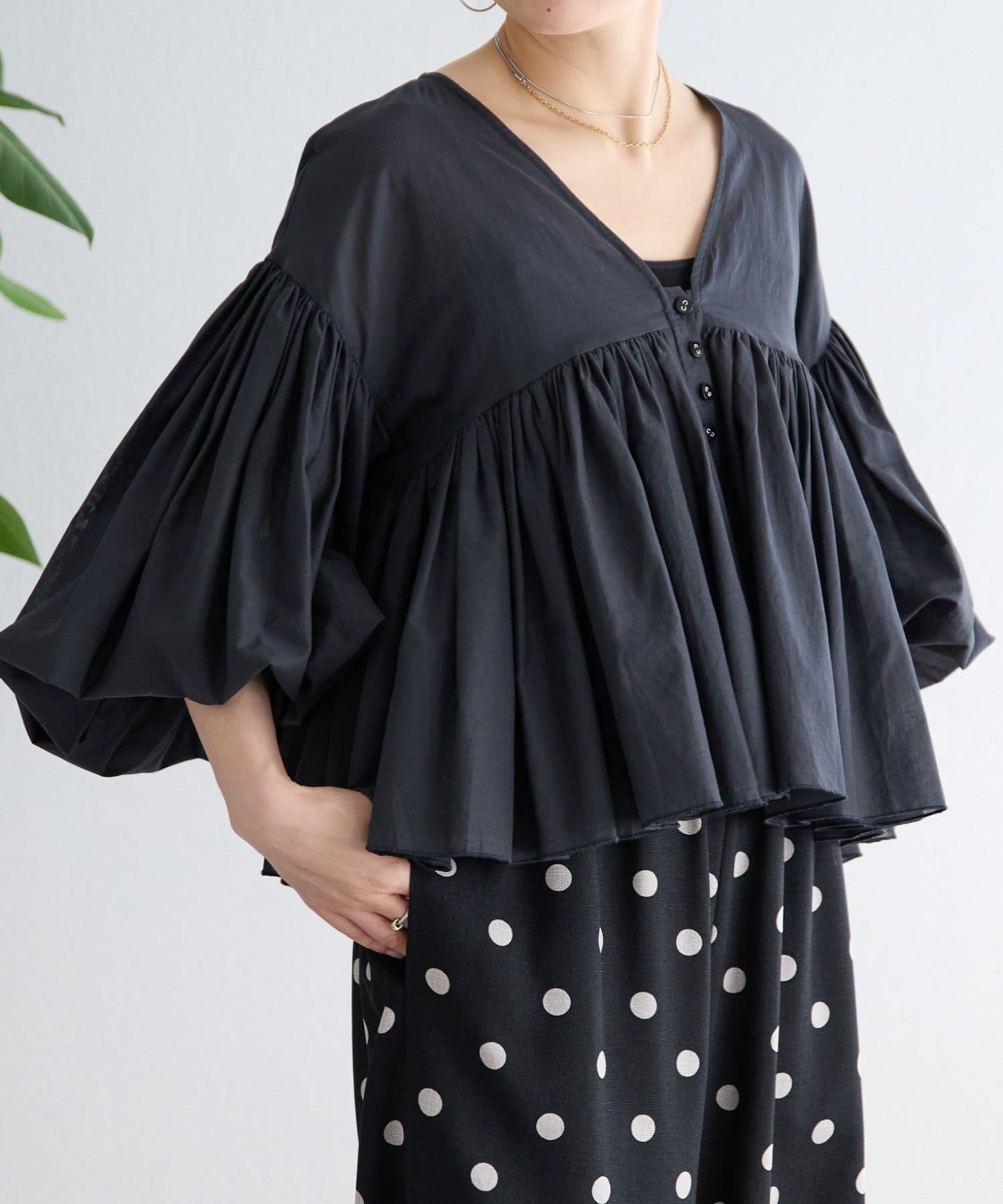 BEARDSLEY(ビアズリー) たっぷりギャザーVネックブラウス