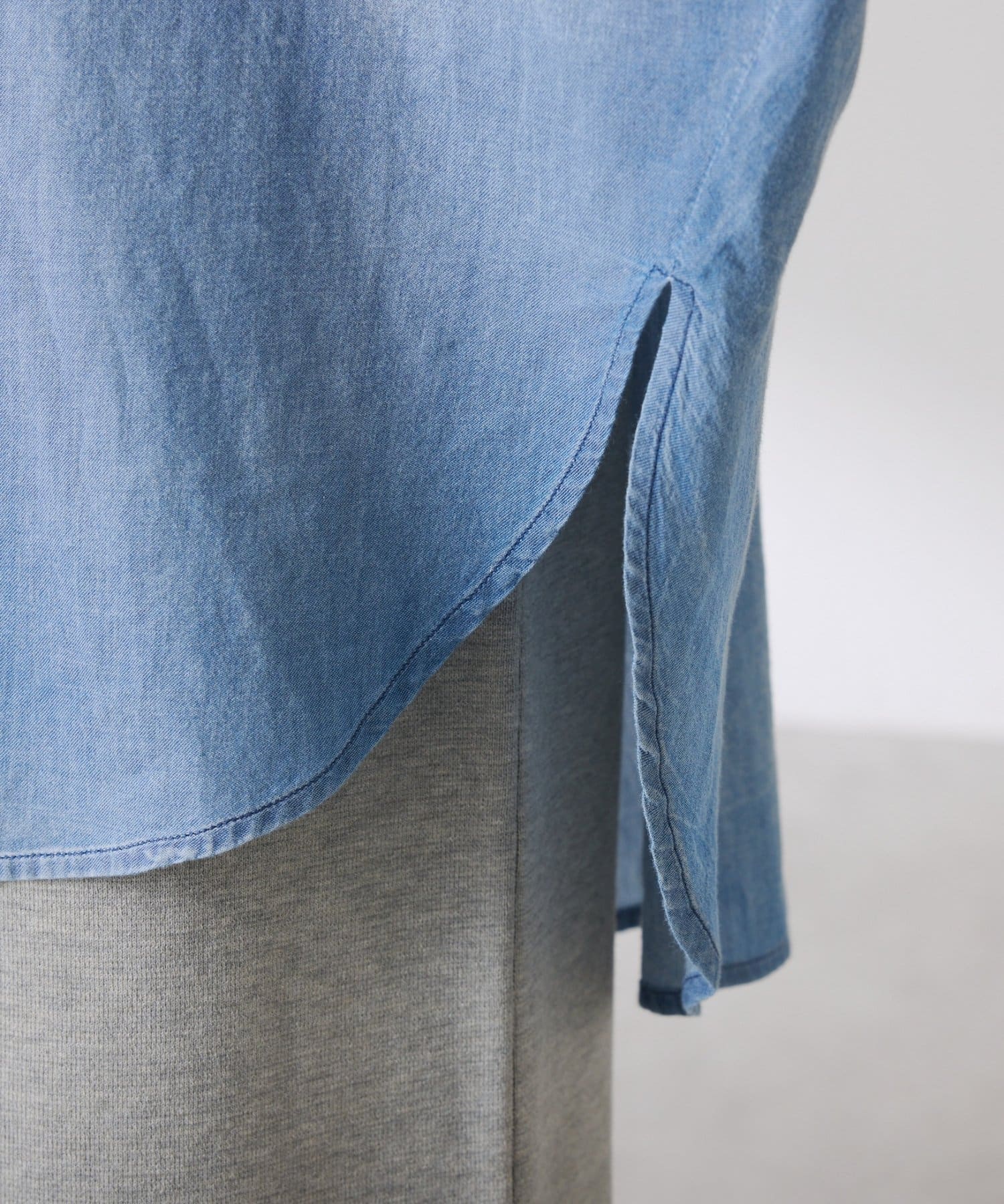 COLLAGE GALLARDAGALANTE(コラージュ ガリャルダガランテ) 【丈を変えられる】Q.anosライトデニムドルマンシャツ