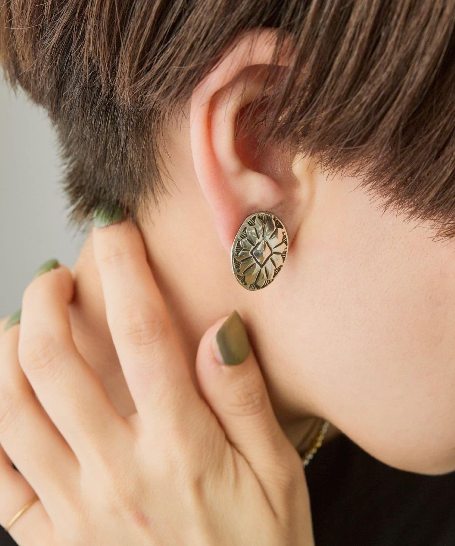 ear PAPILLONNER(イア パピヨネ) 《スターリングシルバー使用》スタンプコンチョイヤリング