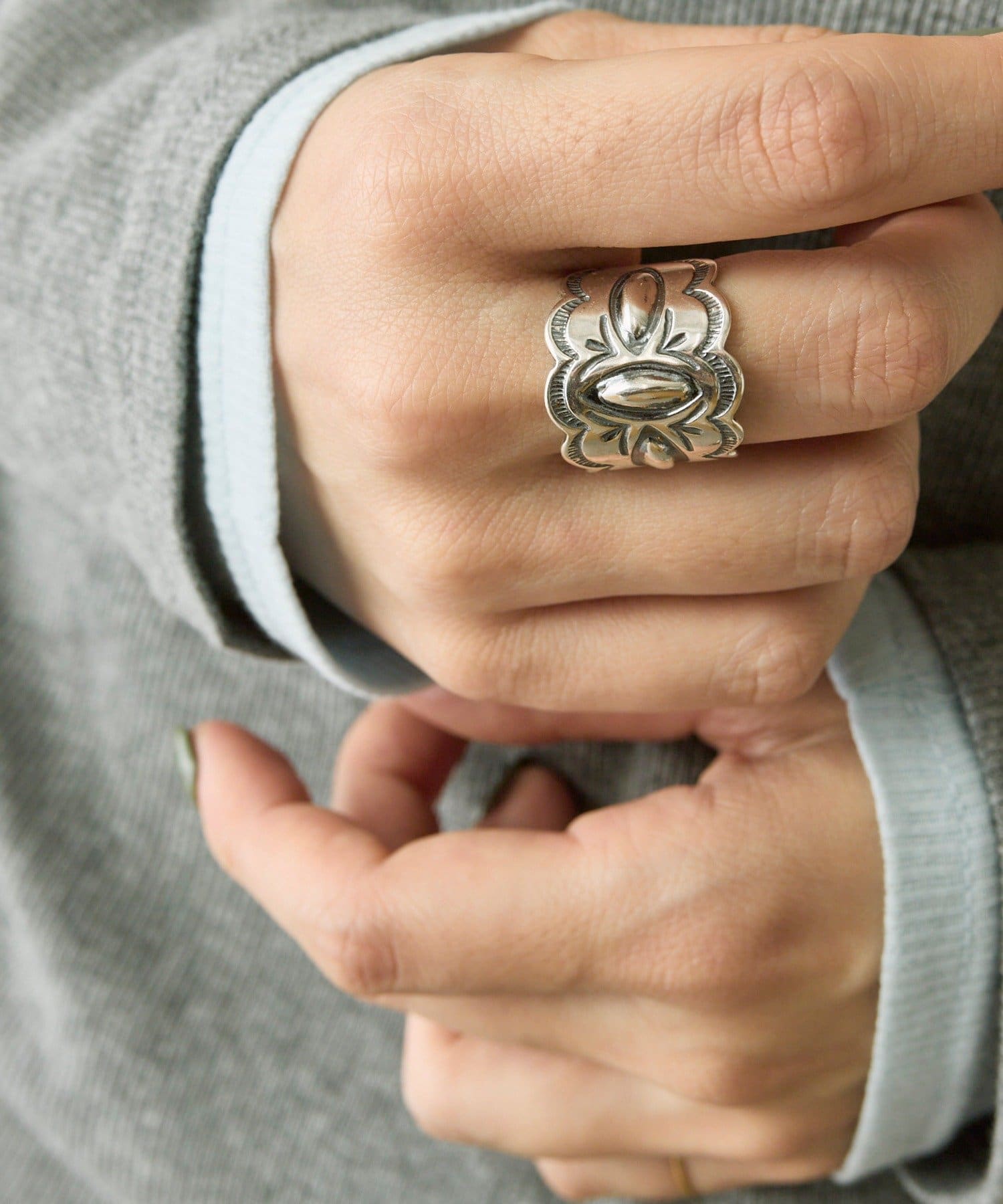 ear PAPILLONNER(イア パピヨネ) 《スターリングシルバー使用》スタンプ幅広リング