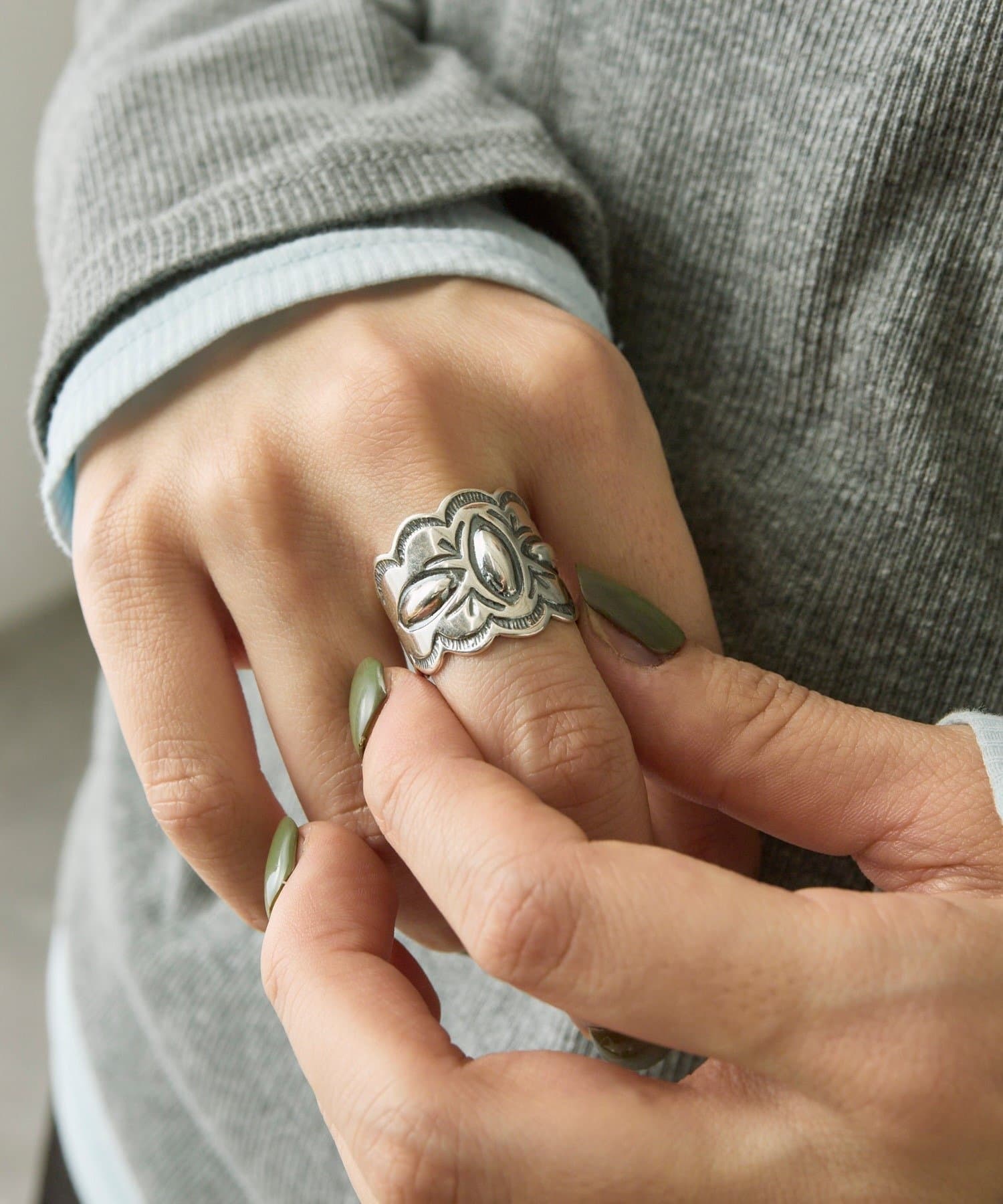 ear PAPILLONNER(イア パピヨネ) 《スターリングシルバー使用》スタンプ幅広リング