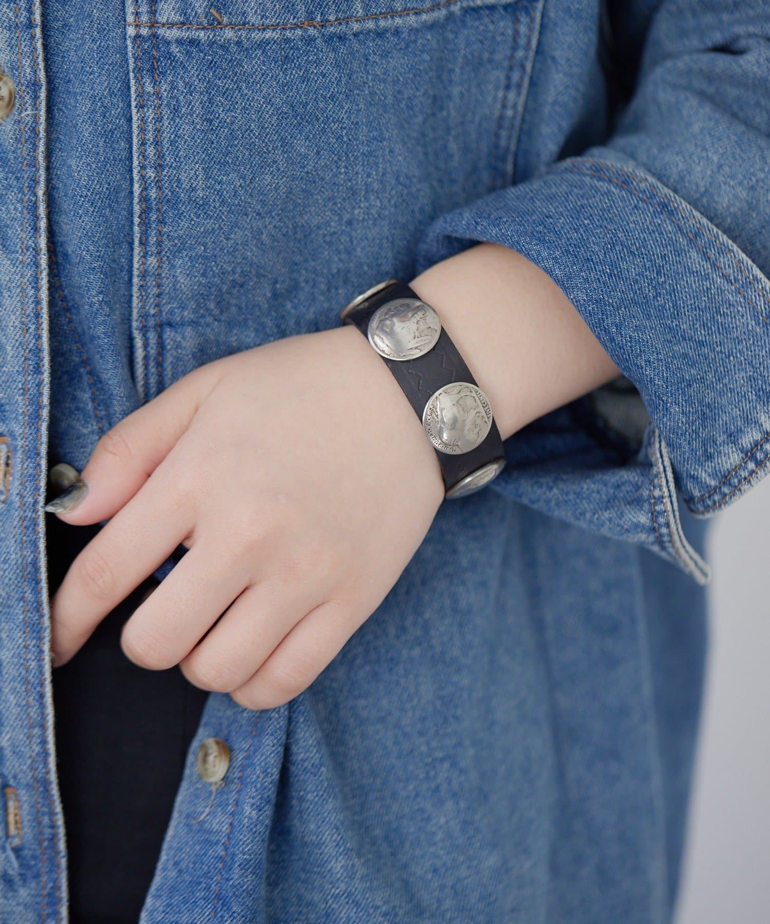 ear PAPILLONNER(イア パピヨネ) コンチョレザーバングル