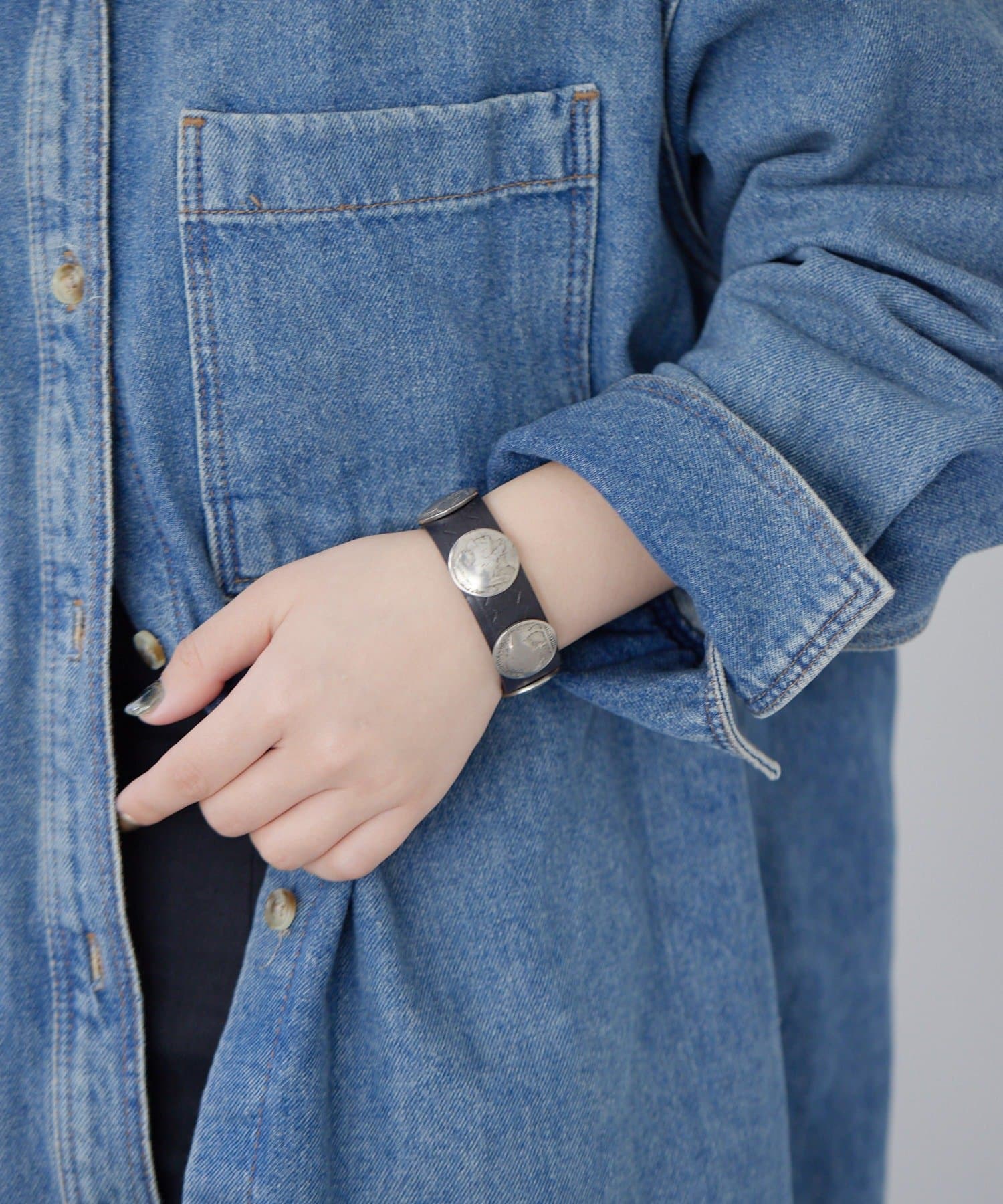 ear PAPILLONNER(イア パピヨネ) コンチョレザーバングル