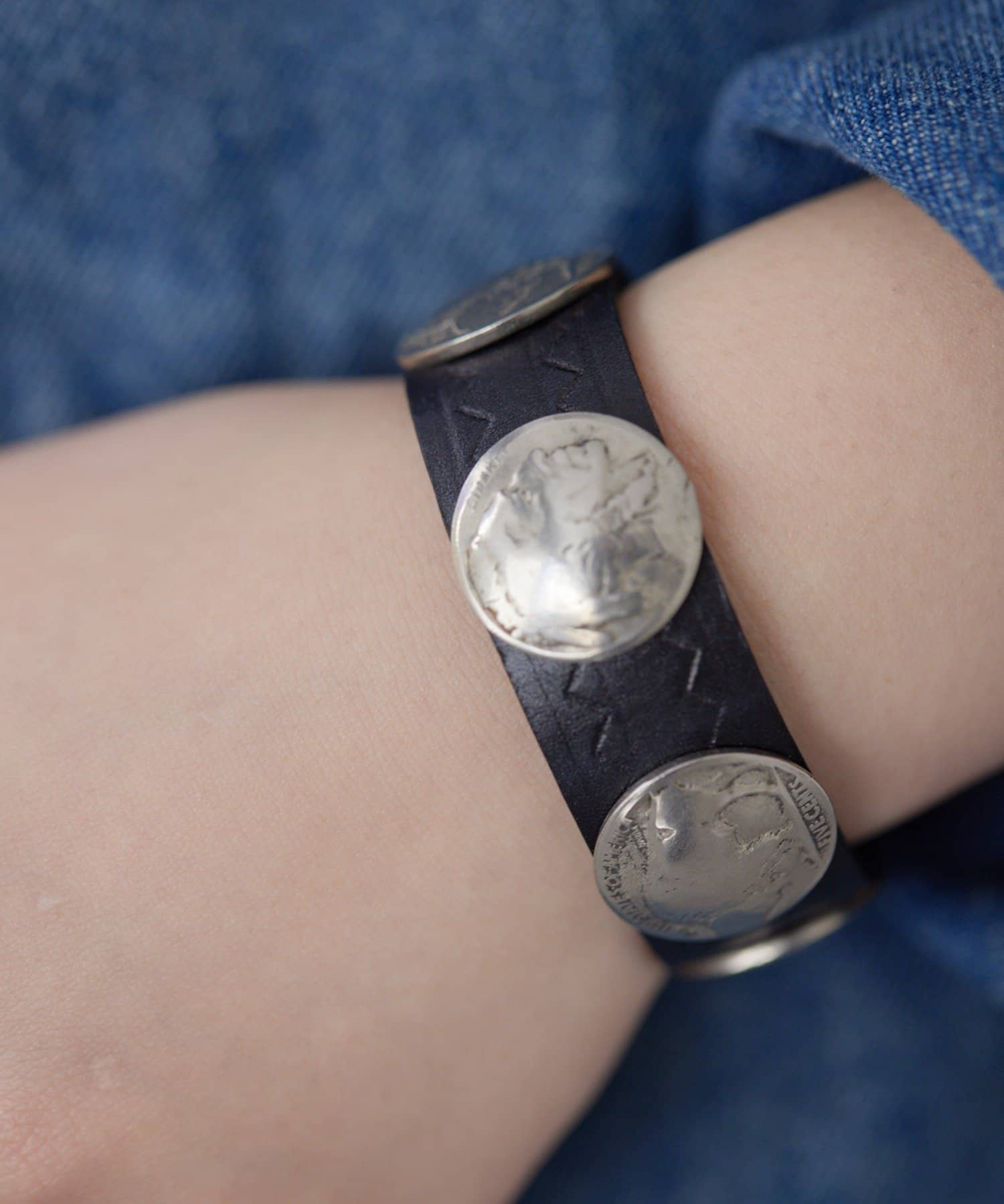 ear PAPILLONNER(イア パピヨネ) コンチョレザーバングル