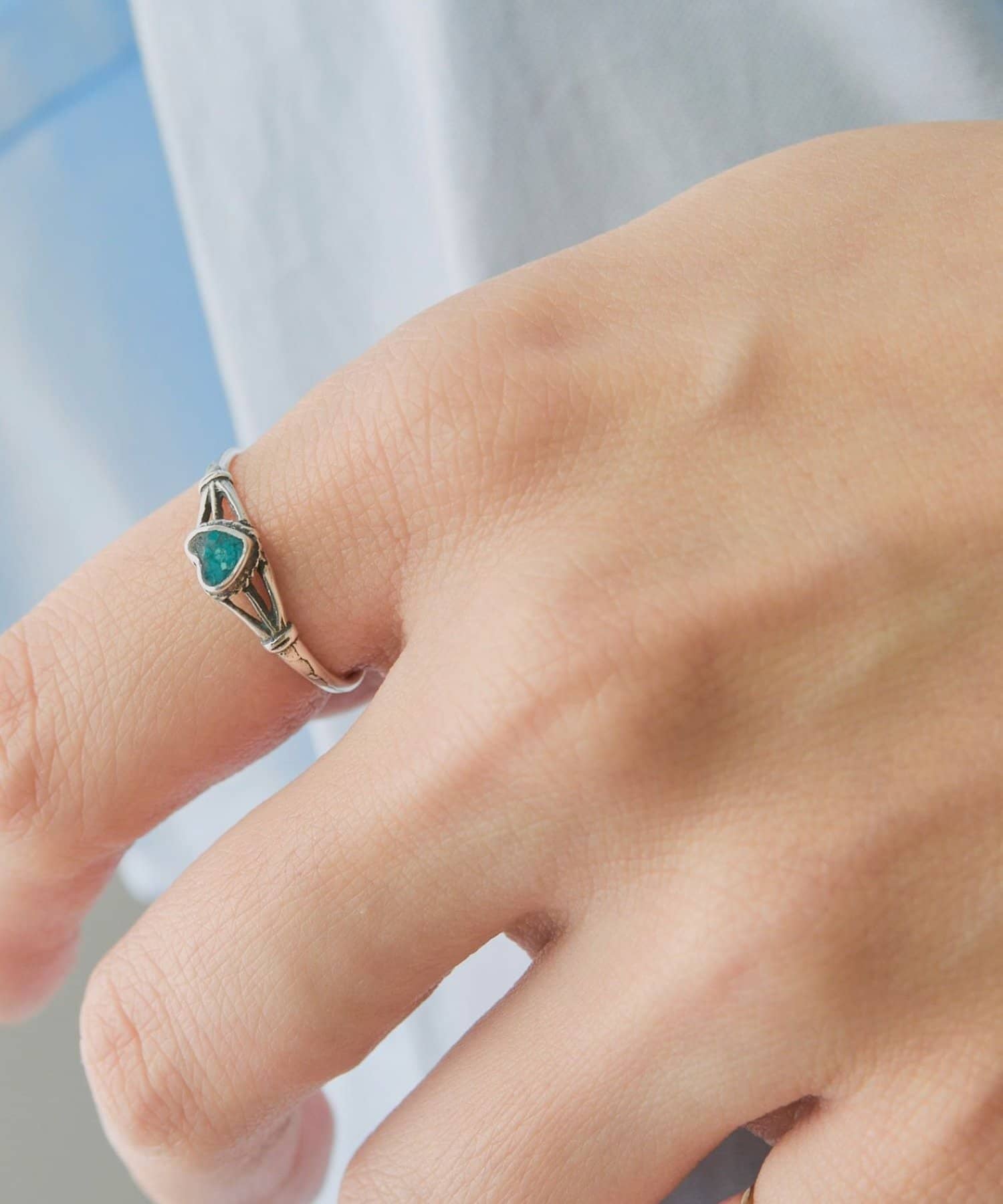 ear PAPILLONNER(イア パピヨネ) 《スターリングシルバー使用》ポイントターコイズハートリング