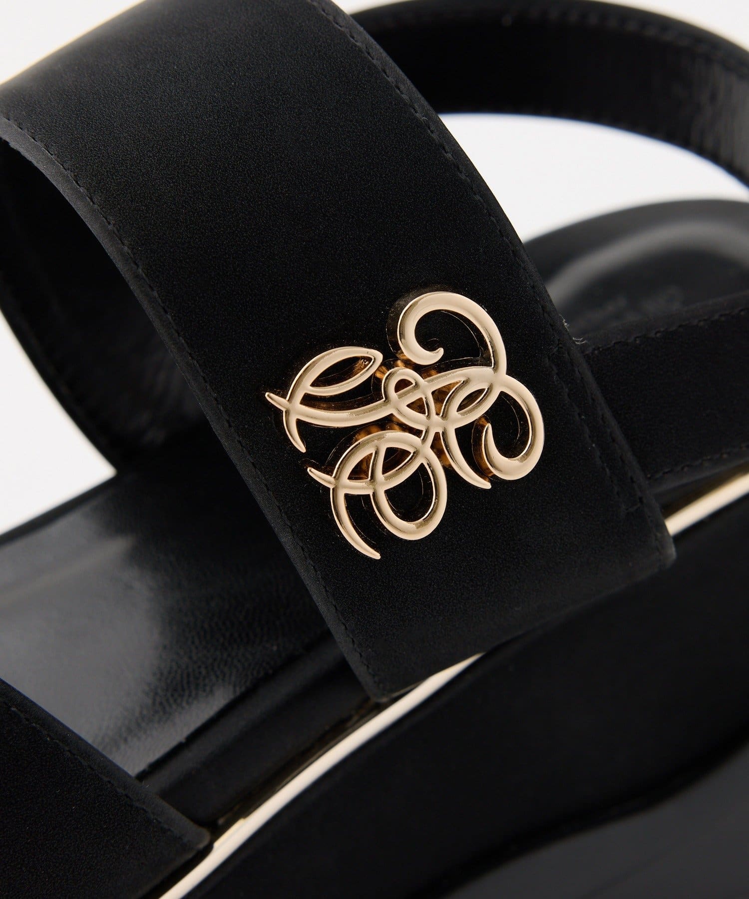 one after another NICE CLAUP(ワンアフターアナザー ナイスクラップ) エンブレム付き厚底サンダル