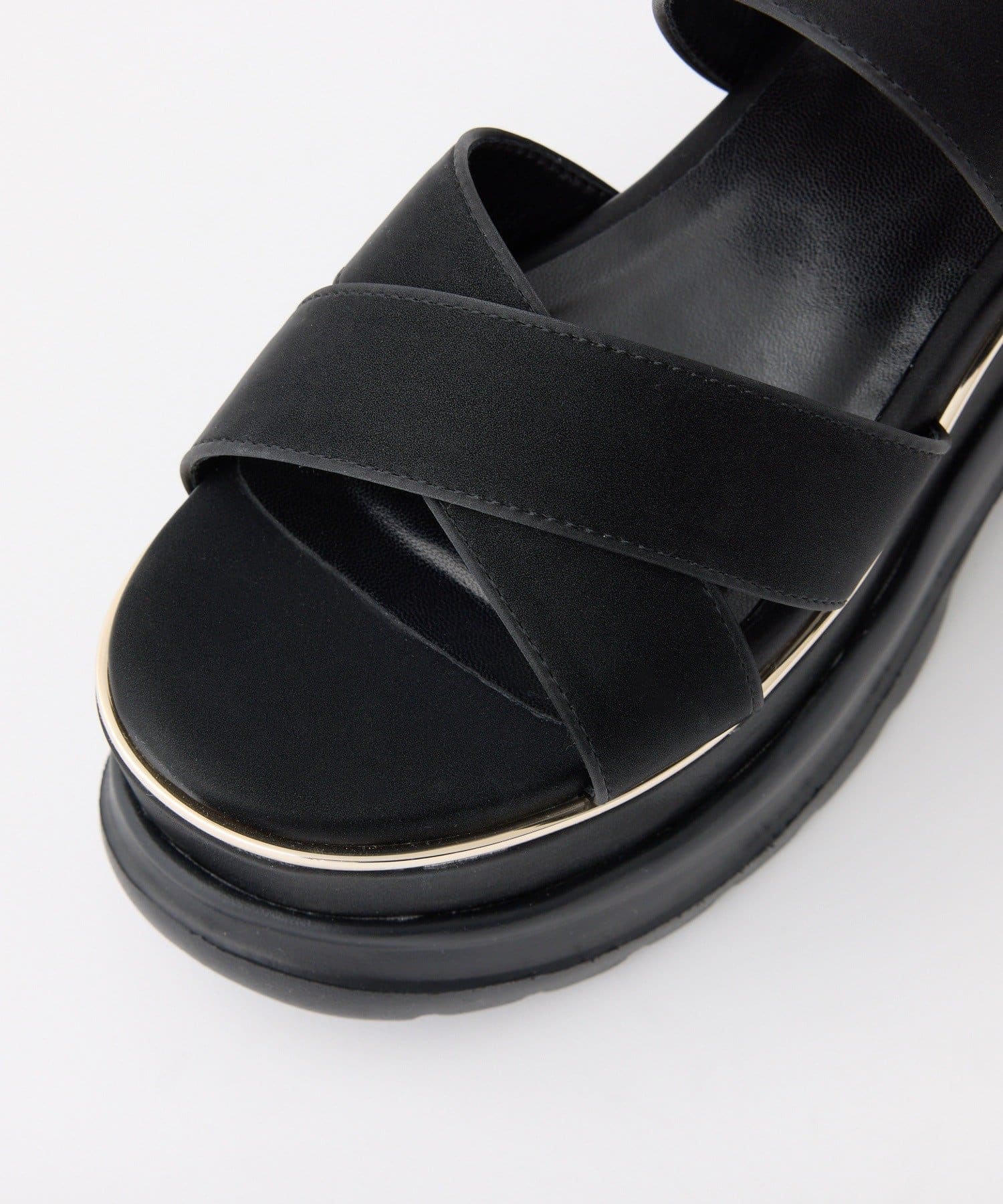 one after another NICE CLAUP(ワンアフターアナザー ナイスクラップ) エンブレム付き厚底サンダル