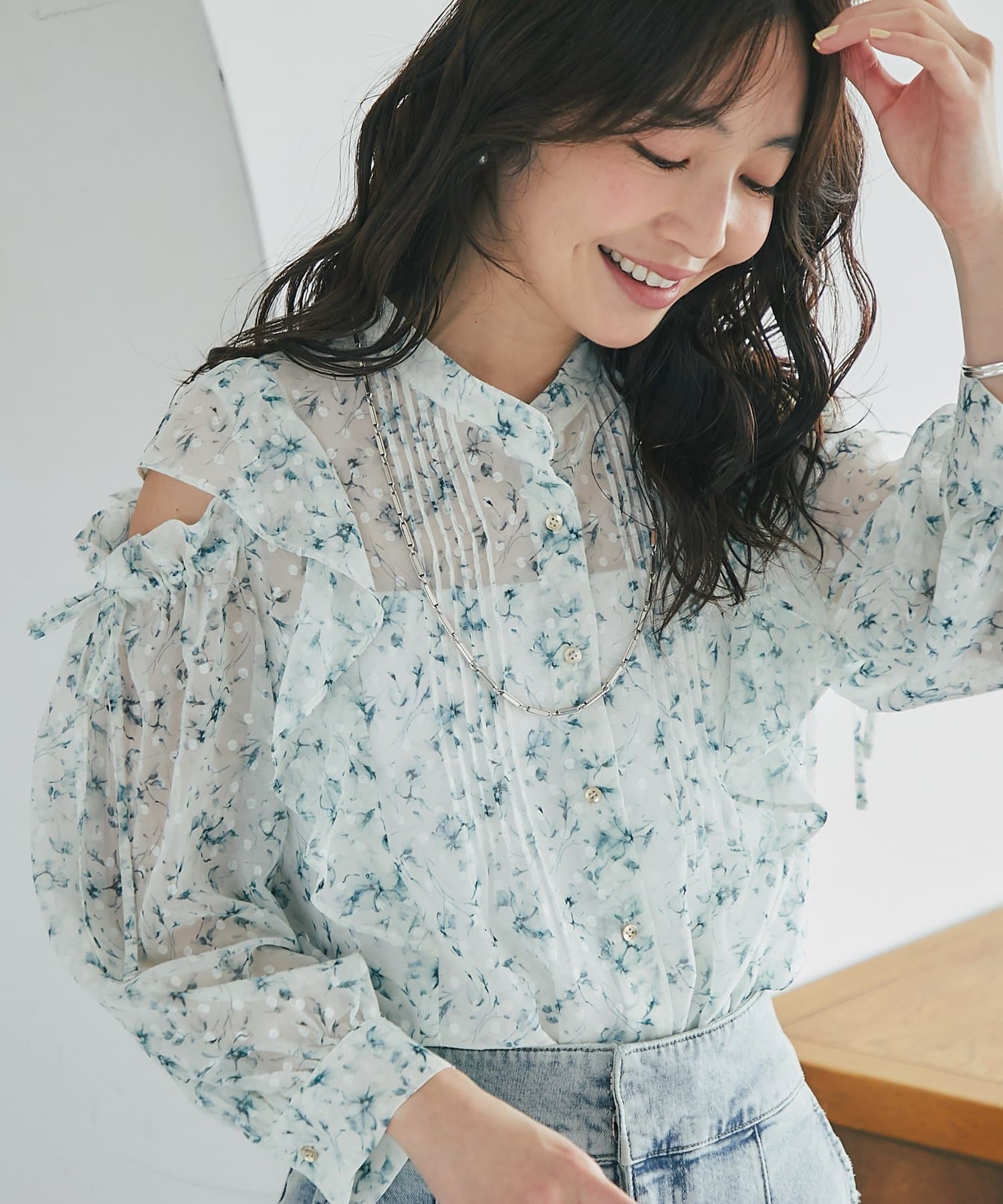 La boutique BonBon(ラブティックボンボン) フラワープリントカットジャガードオープンショルダーブラウス