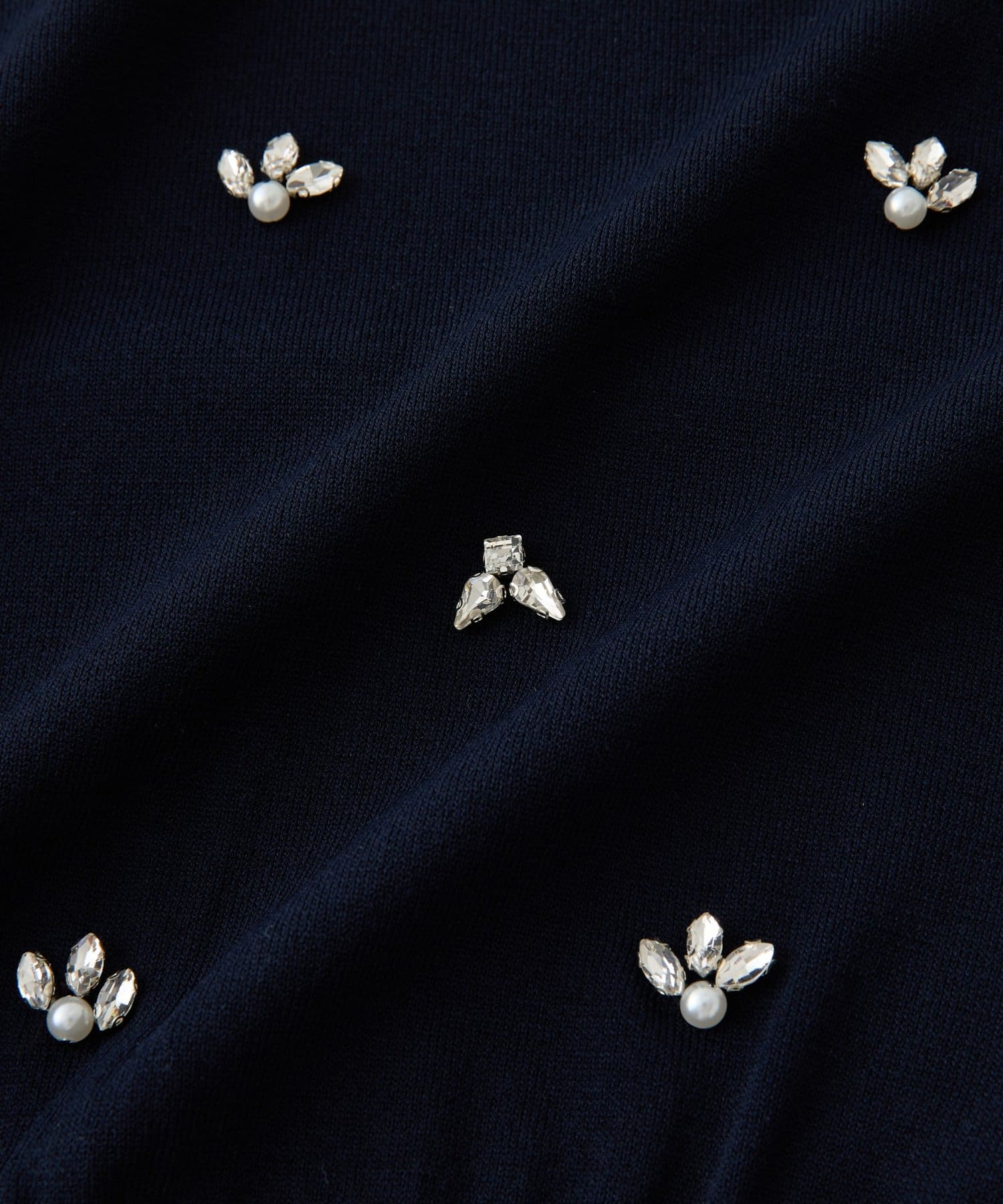 La boutique BonBon(ラブティックボンボン) 【全骨格美人見え】クールタッチUVビジュー付きニット