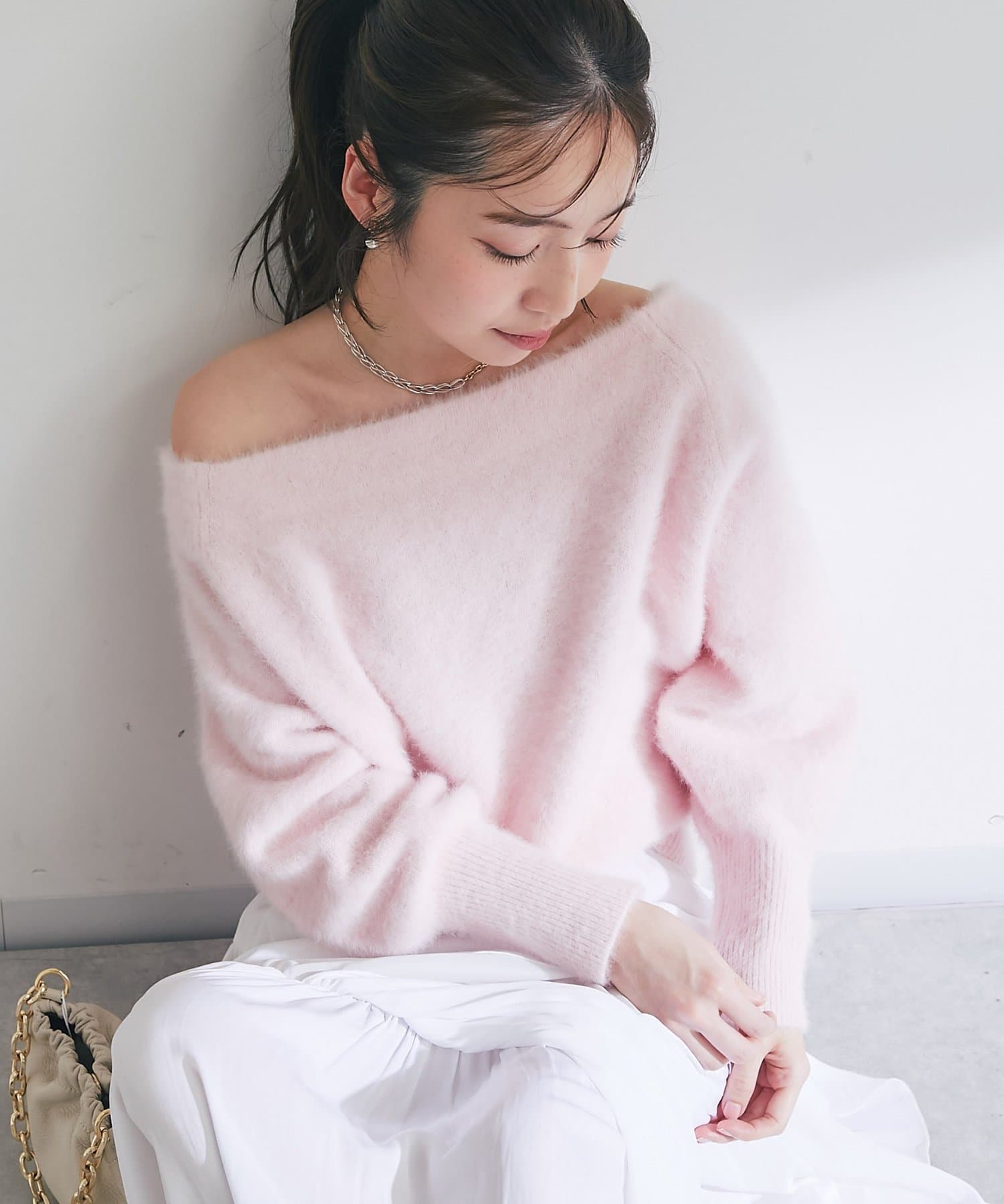 La boutique BonBon】ヘアリーウールカシミヤ混オフショルニット