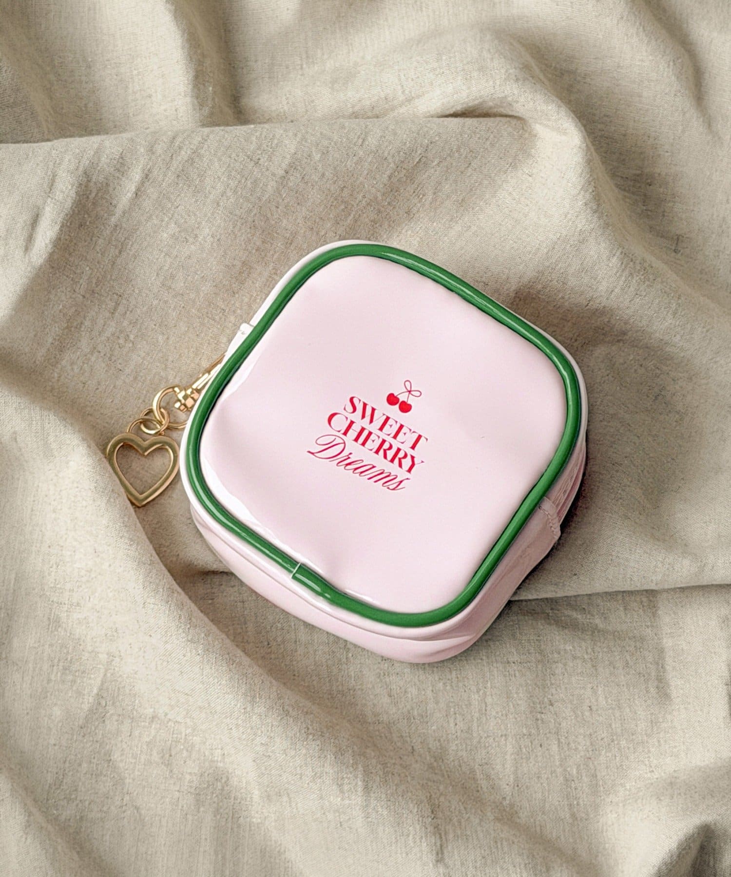 3COINS(スリーコインズ) チャーム付きエナメルポーチ